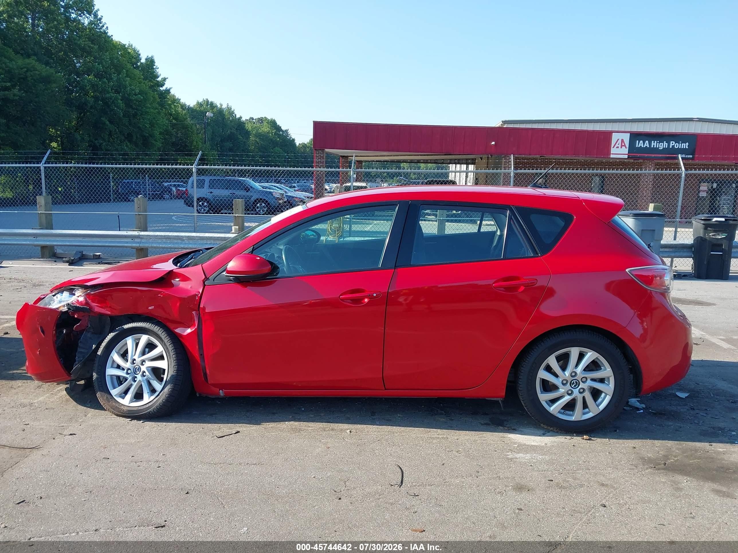 2013 Mazda Mazda3 I Touring Red vin: JM1BL1L73D1776430