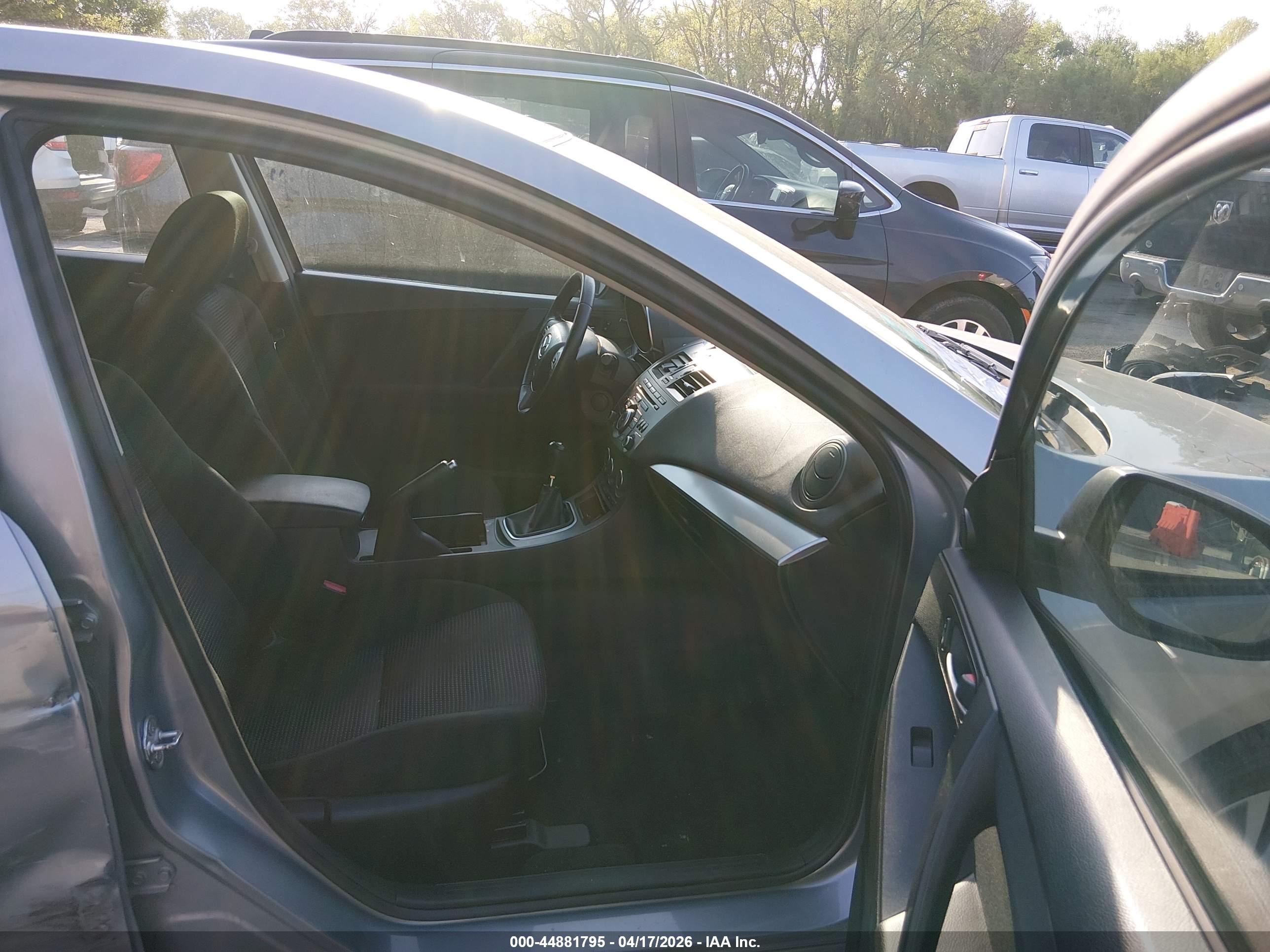 2013 Mazda Mazda3 I Touring Silver vin: JM1BL1L78D1727904