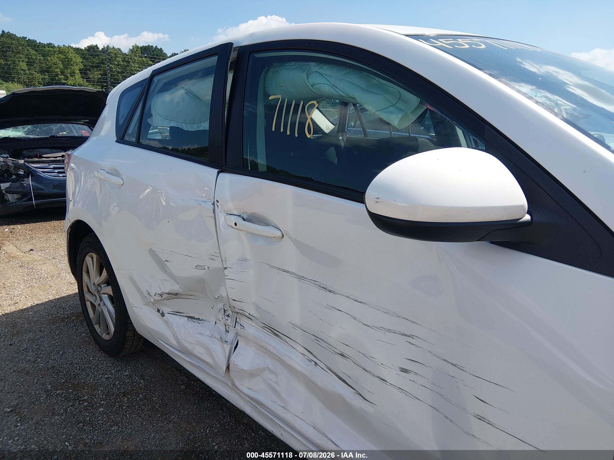 2013 Mazda Mazda3 I Touring Белый vin: JM1BL1L78D1818249