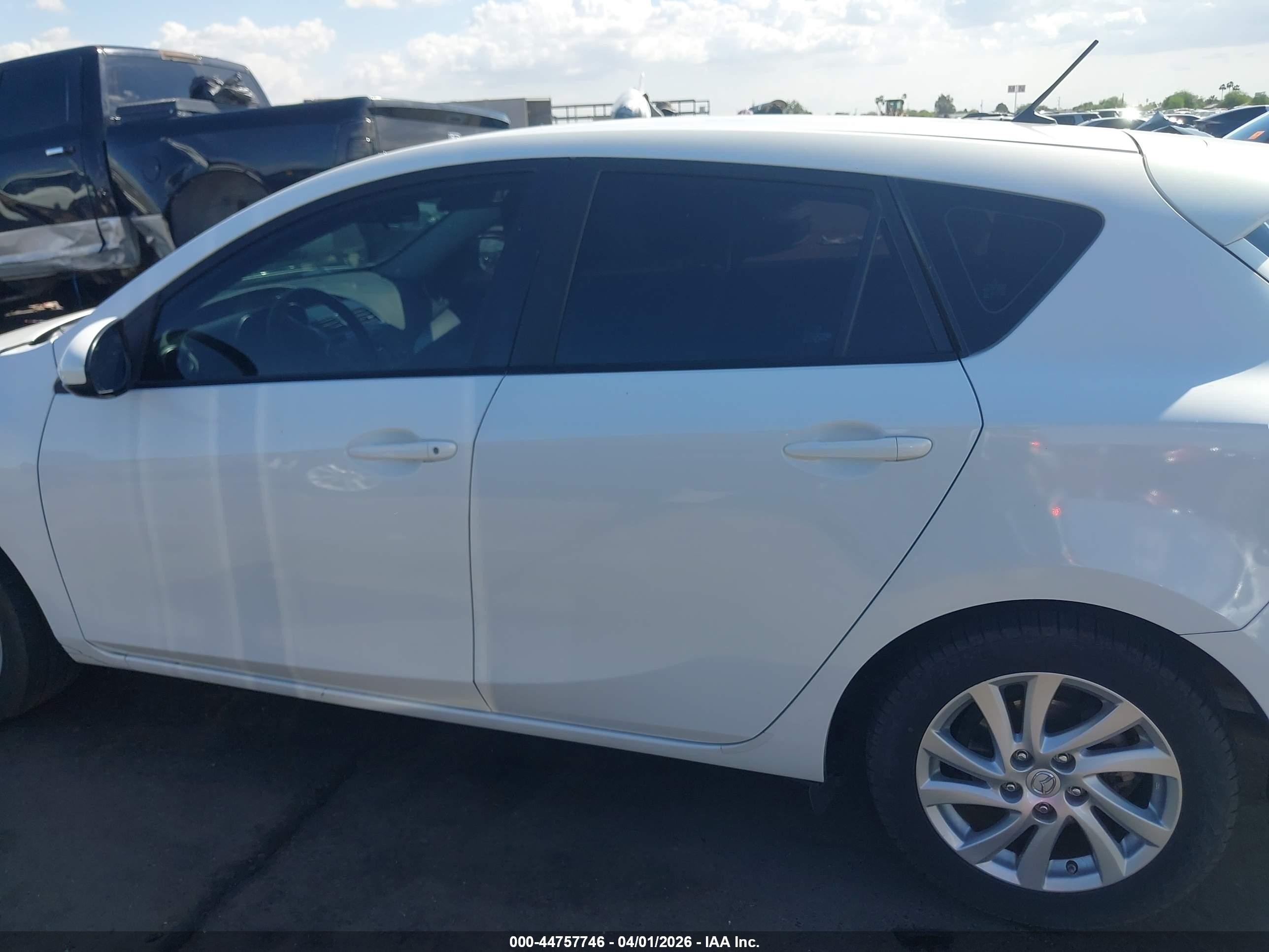 2012 Mazda Mazda3 I Touring White vin: JM1BL1L89C1604166