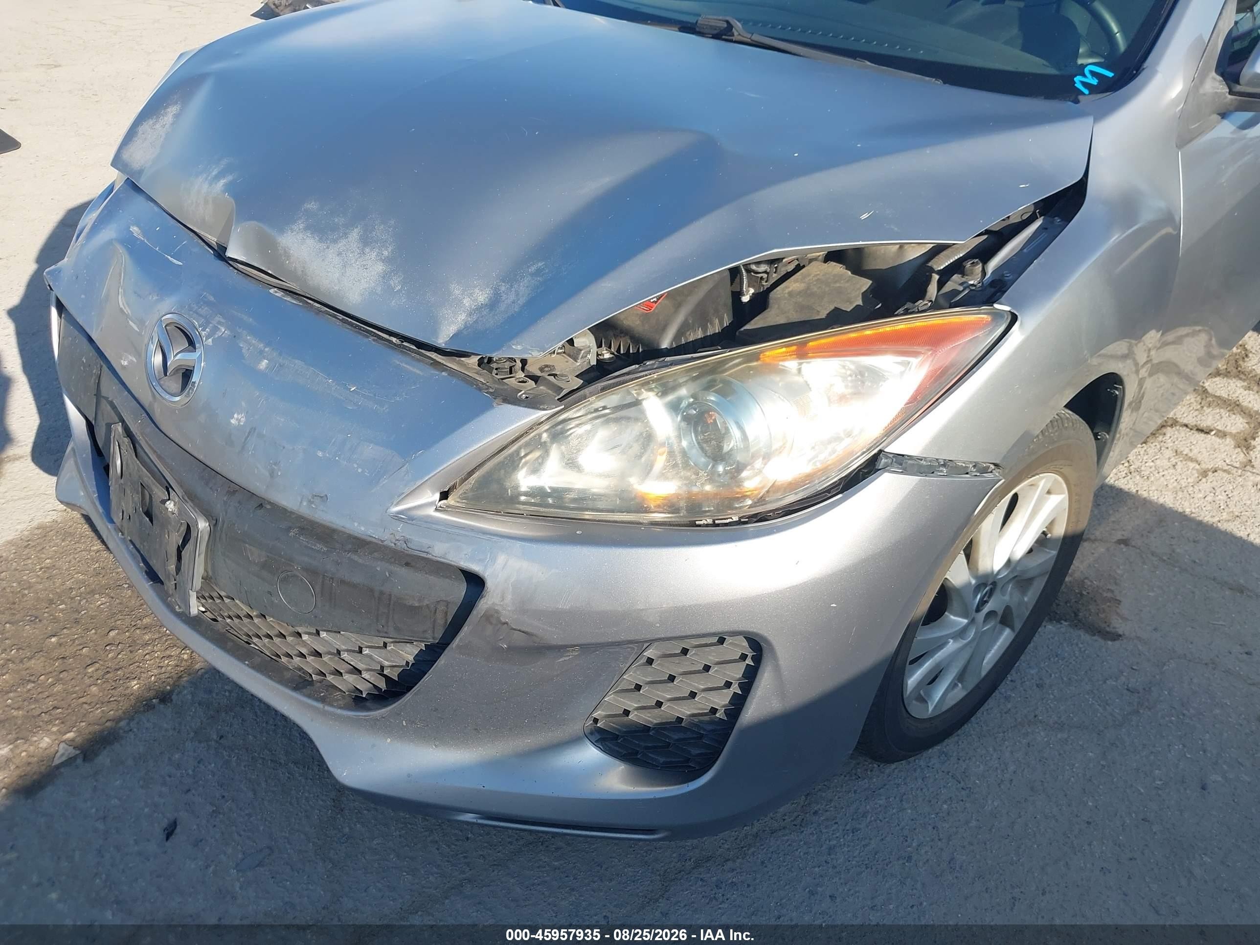 2013 Mazda Mazda3 I Touring Silver vin: JM1BL1LP3D1825318