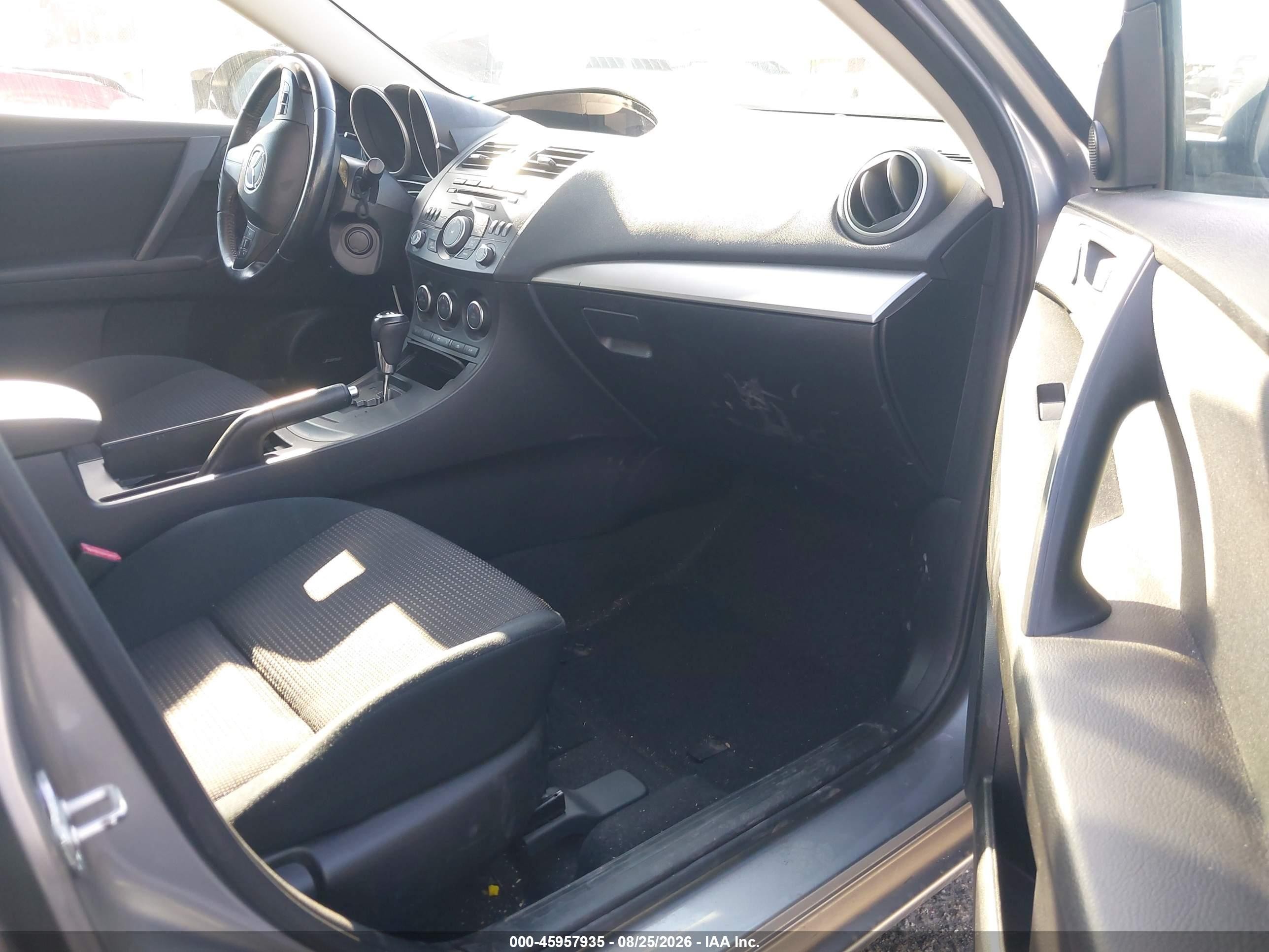 2013 Mazda Mazda3 I Touring Silver vin: JM1BL1LP3D1825318