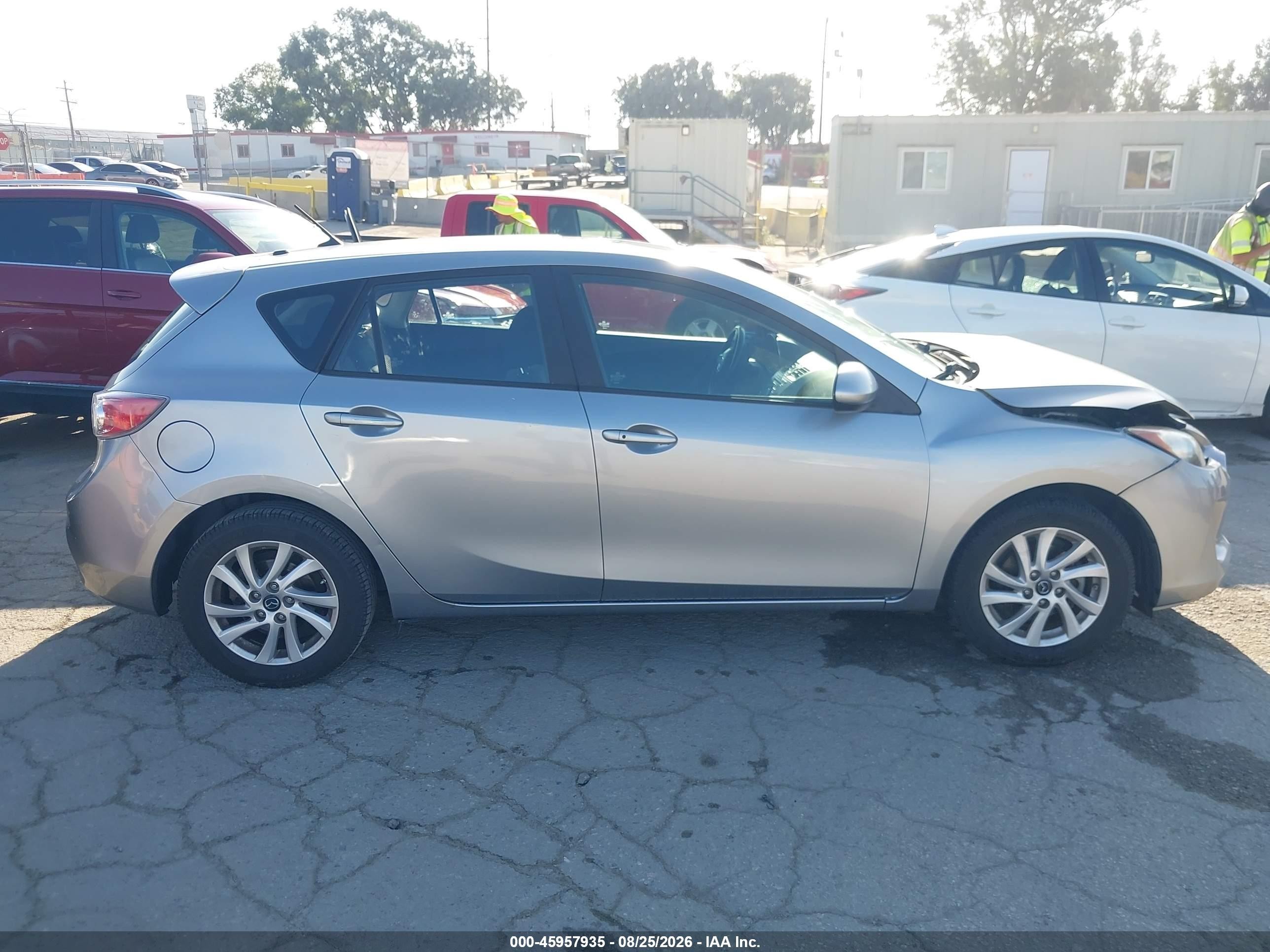 2013 Mazda Mazda3 I Touring Silver vin: JM1BL1LP3D1825318