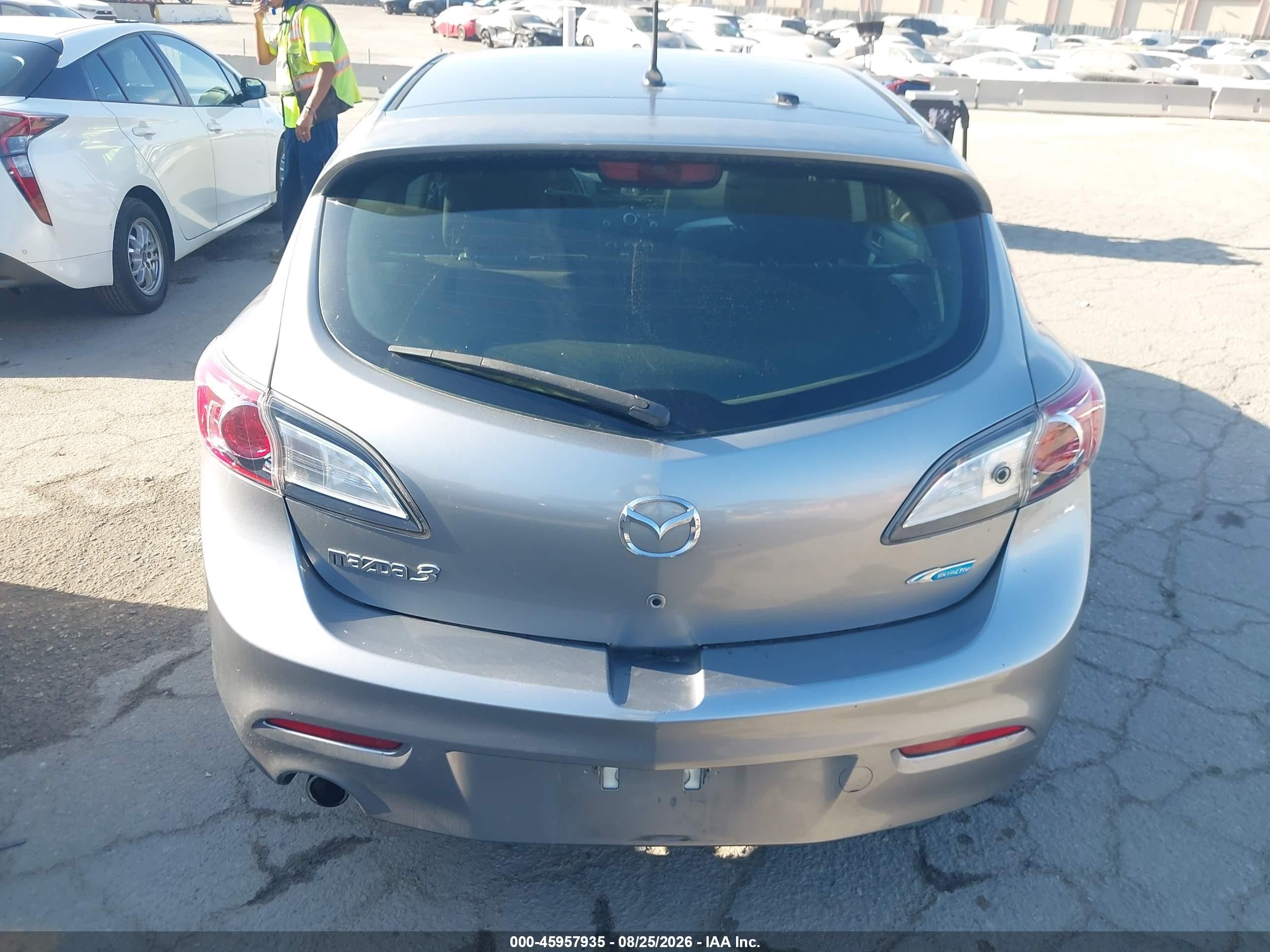 2013 Mazda Mazda3 I Touring Silver vin: JM1BL1LP3D1825318