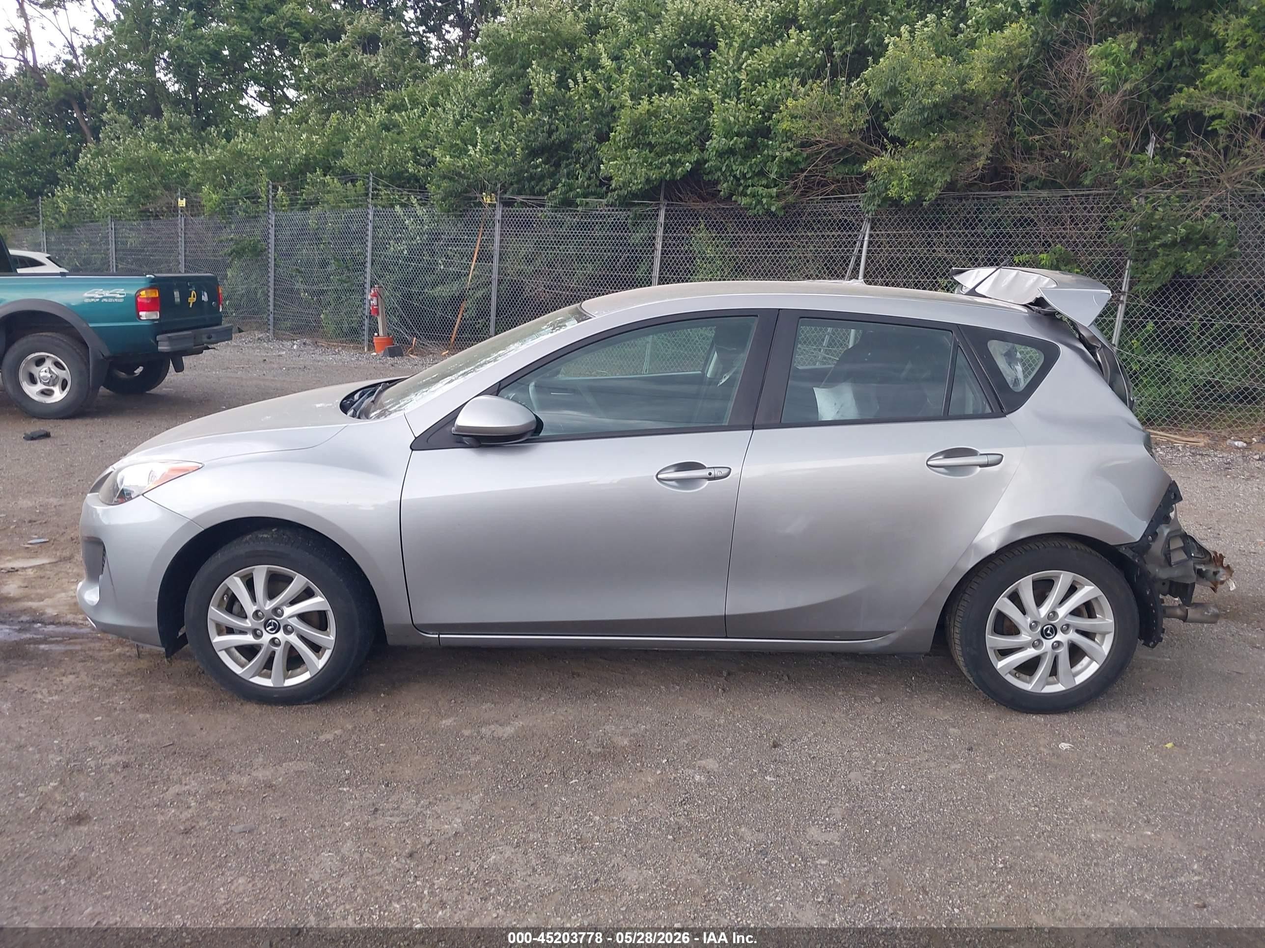 2013 Mazda Mazda3 I Touring Silver vin: JM1BL1LP8D1749935