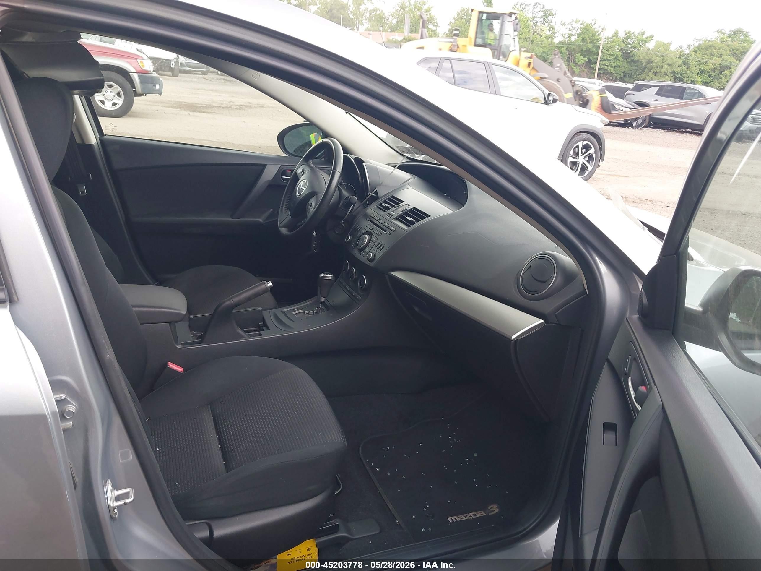 2013 Mazda Mazda3 I Touring Silver vin: JM1BL1LP8D1749935
