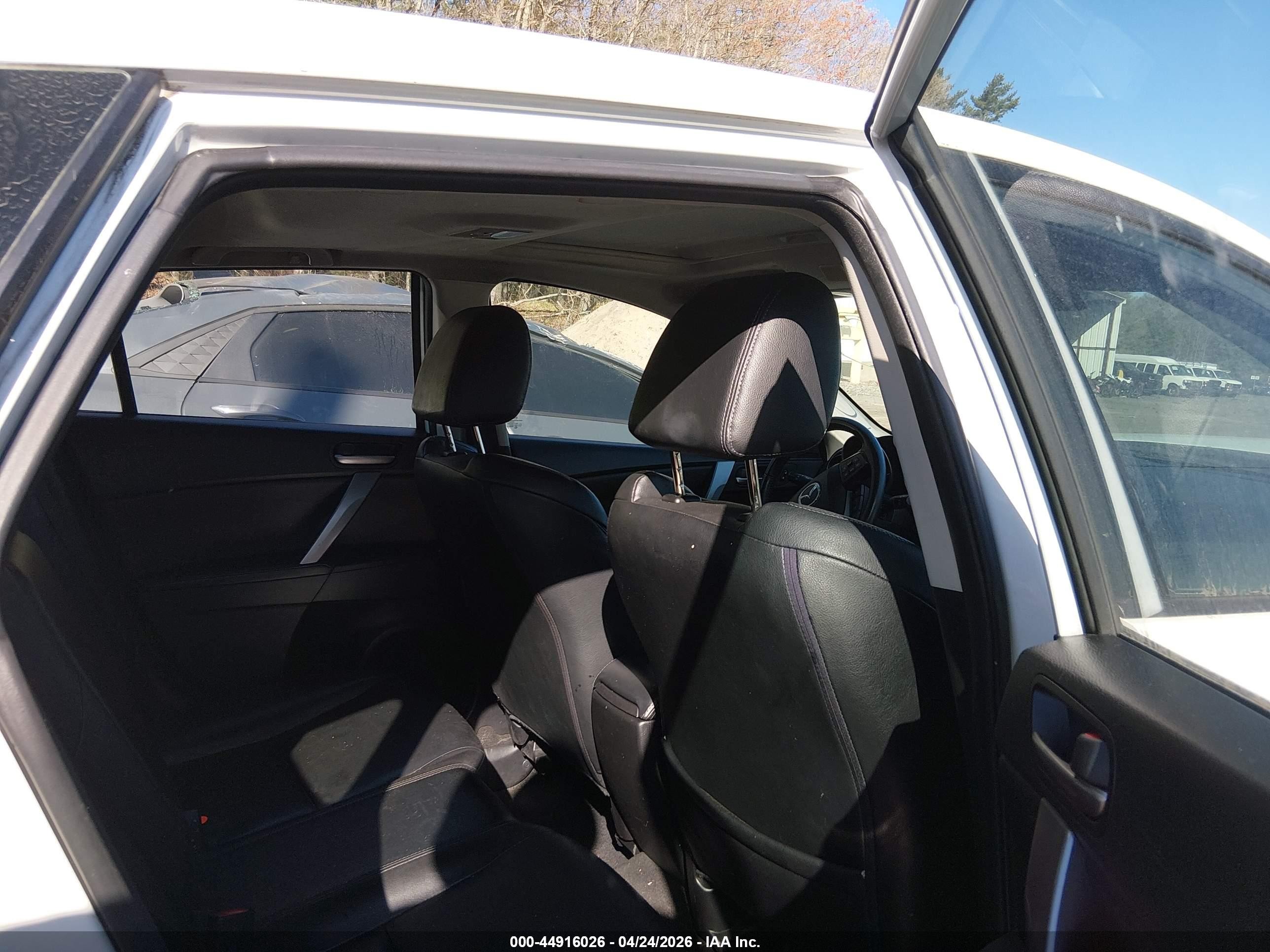 2012 Mazda Mazda3 I Grand Touring White vin: JM1BL1M81C1660505