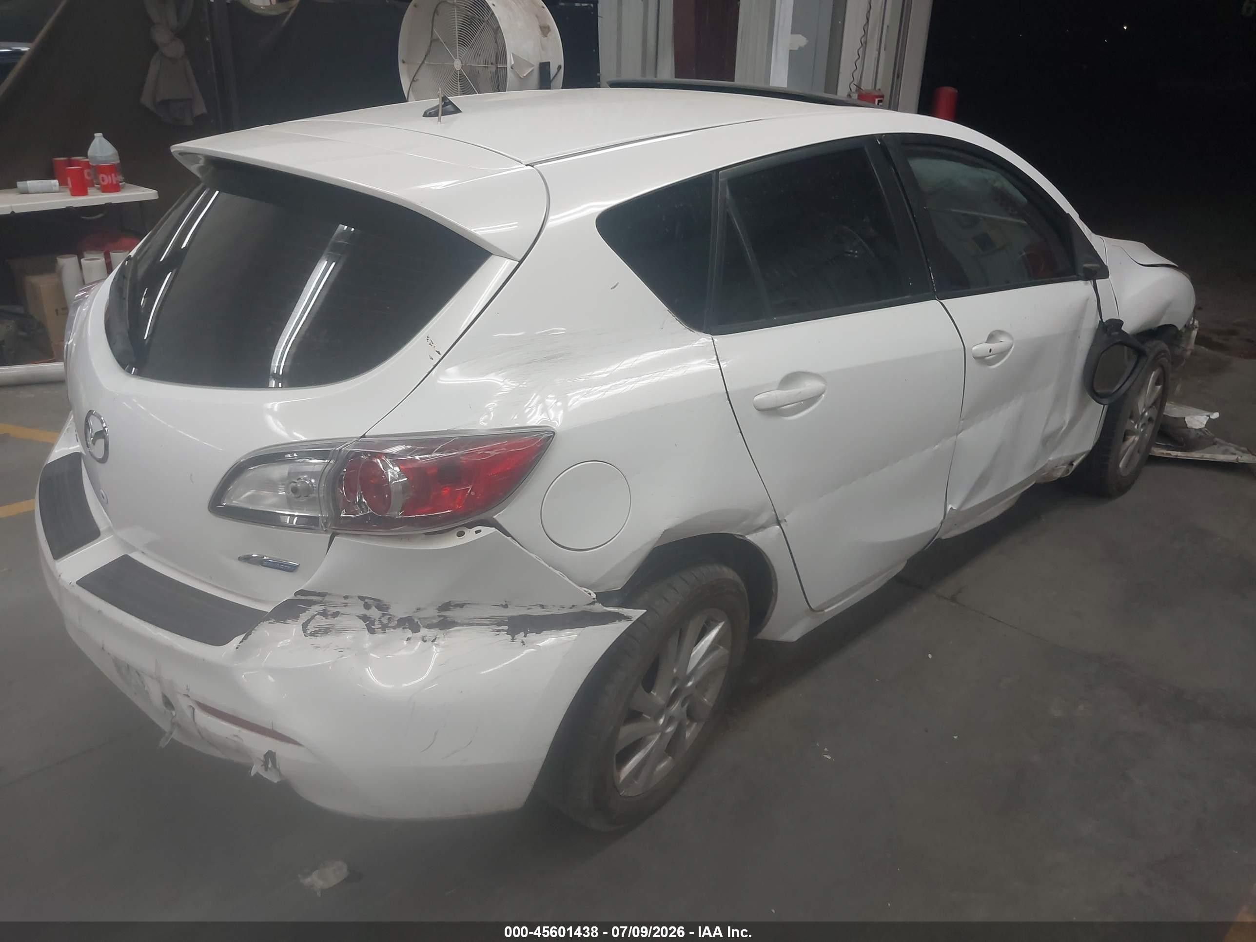 2013 Mazda Mazda3 I Grand Touring White vin: JM1BL1MP4D1837329