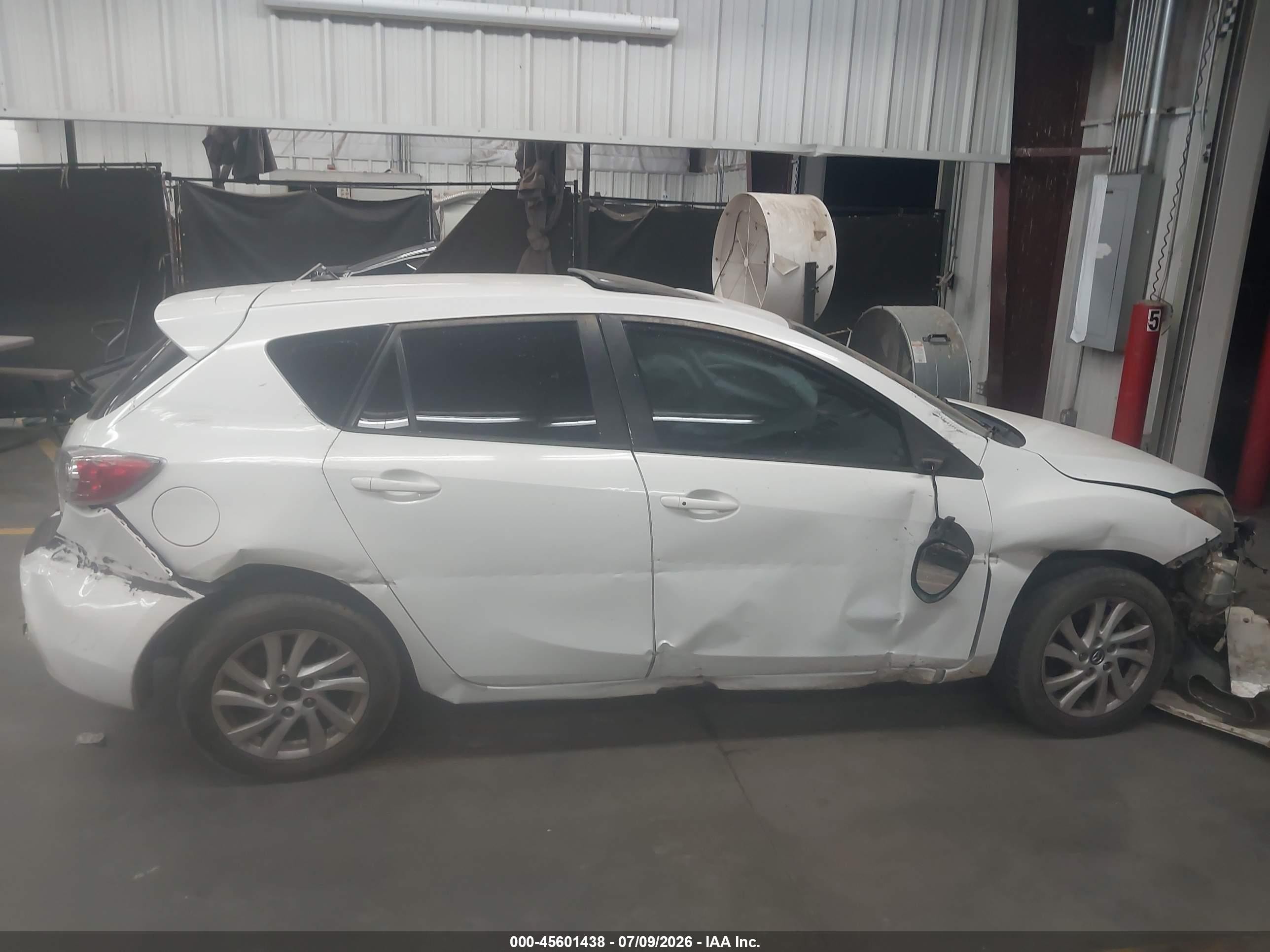 2013 Mazda Mazda3 I Grand Touring White vin: JM1BL1MP4D1837329