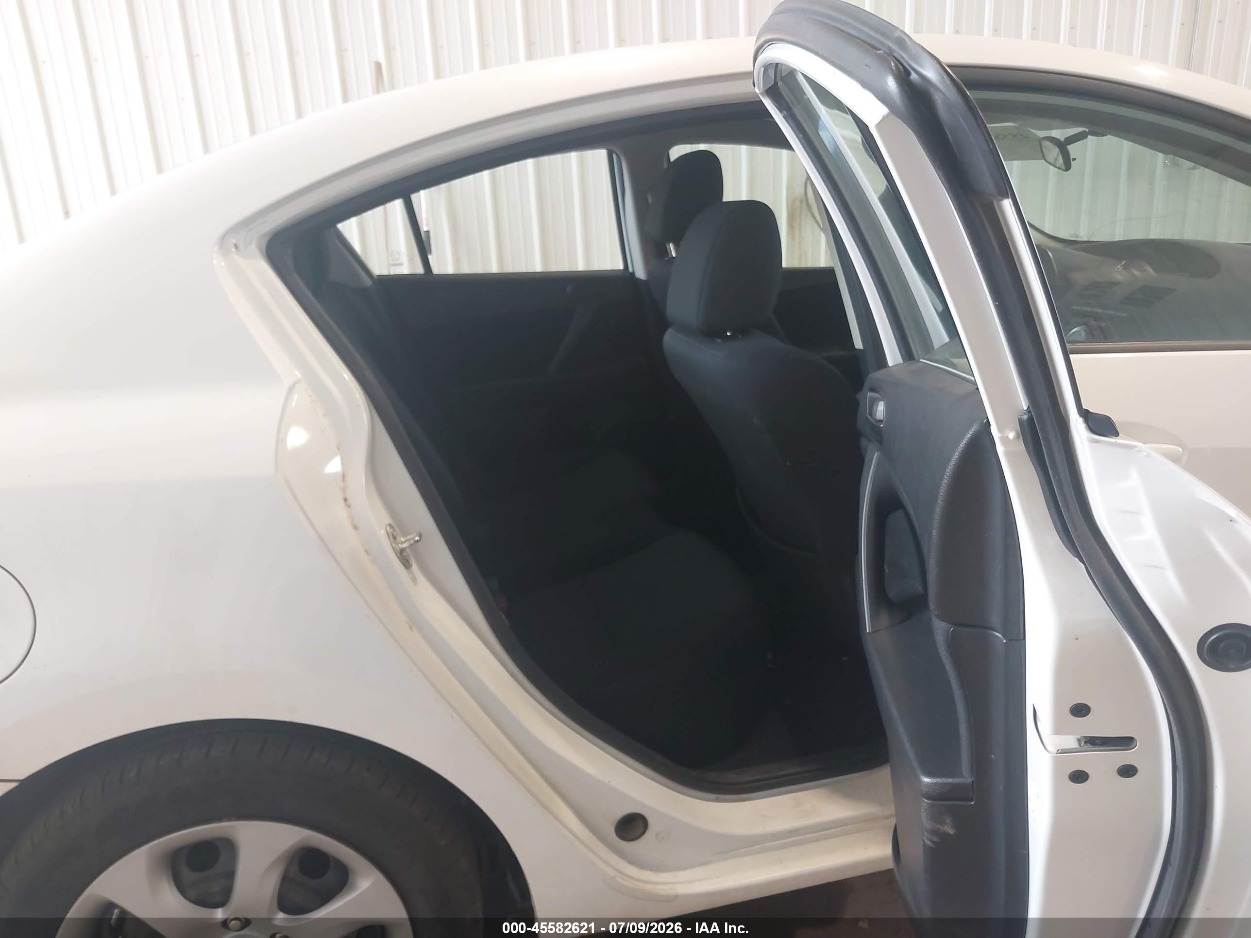 2010 Mazda Mazda3 I Sport White vin: JM1BL1SF4A1265894