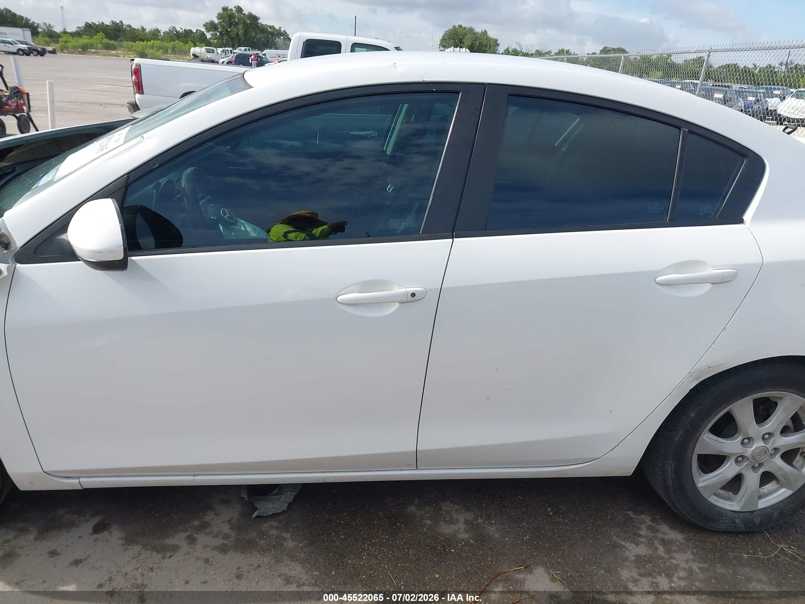 2010 Mazda Mazda3 I Touring White vin: JM1BL1SF4A1352663
