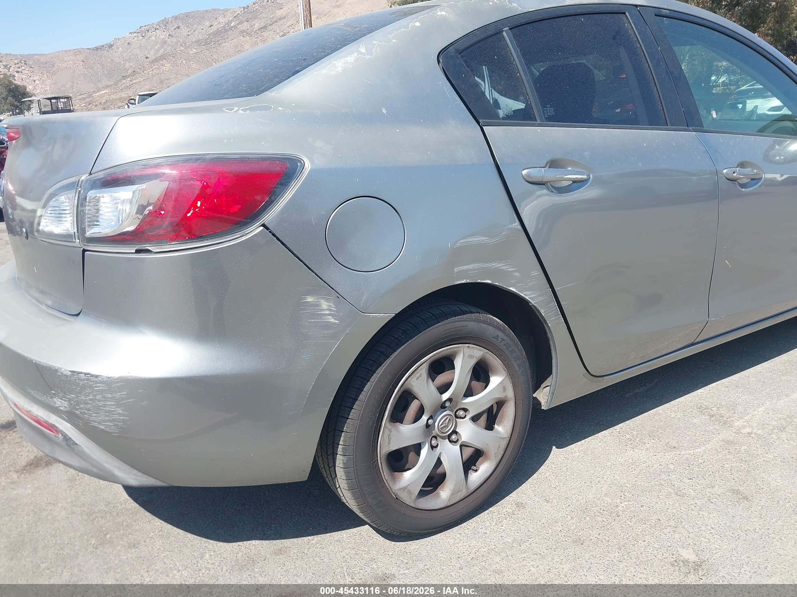 2010 Mazda Mazda3 I Sport Silver vin: JM1BL1SF5A1185374