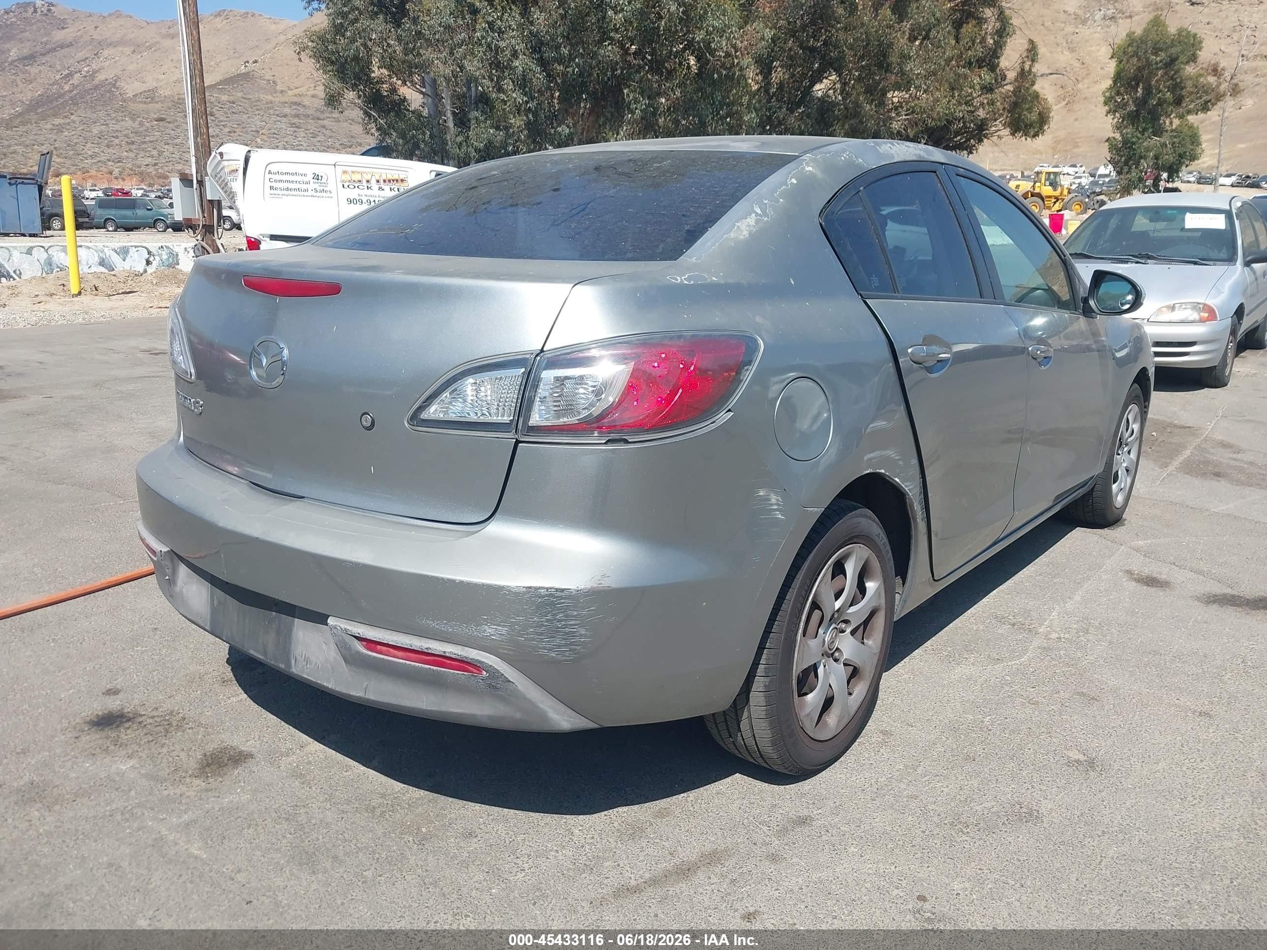2010 Mazda Mazda3 I Sport Silver vin: JM1BL1SF5A1185374