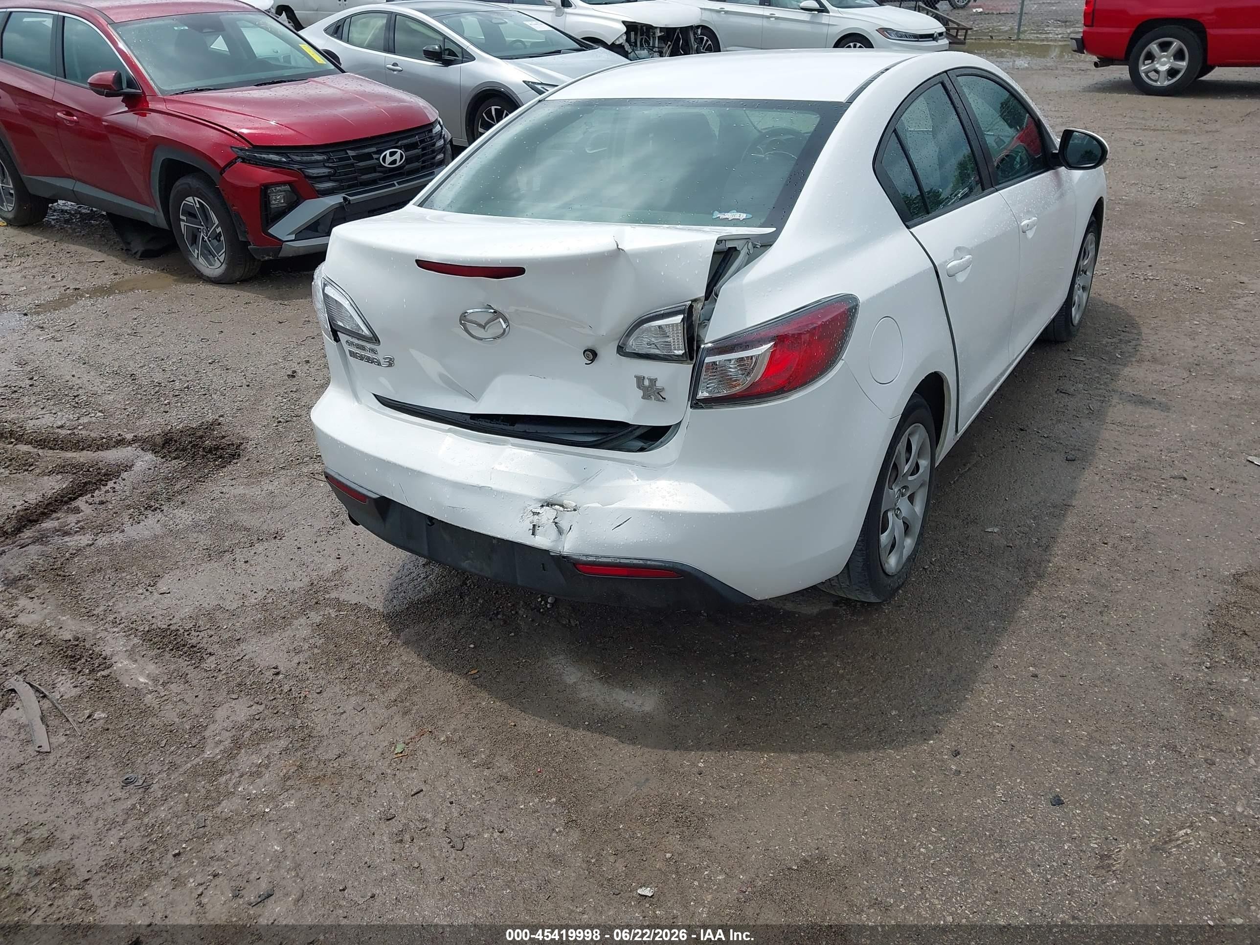 2010 Mazda Mazda3 I Sport White vin: JM1BL1SF8A1290524