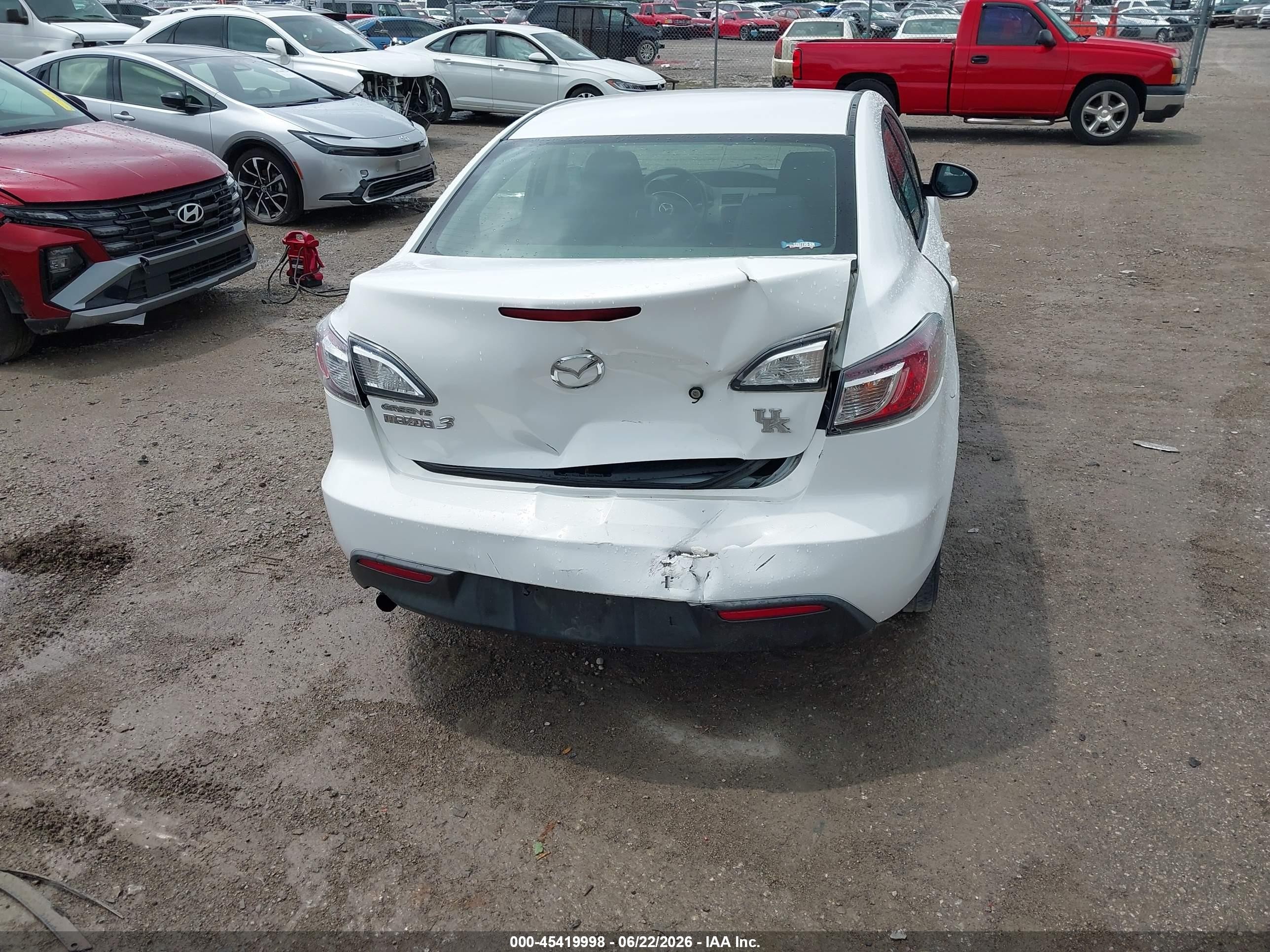 2010 Mazda Mazda3 I Sport White vin: JM1BL1SF8A1290524