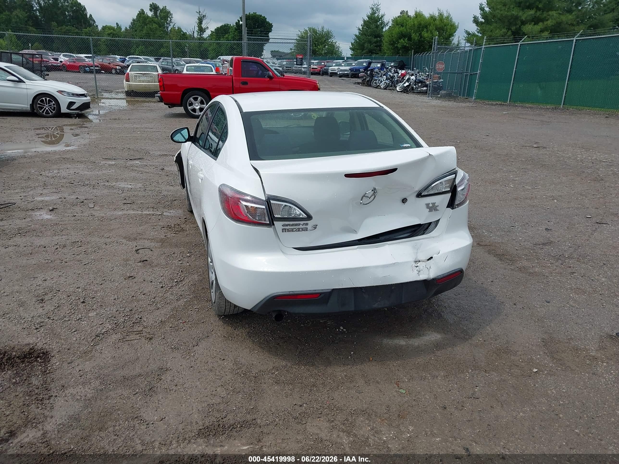 2010 Mazda Mazda3 I Sport White vin: JM1BL1SF8A1290524
