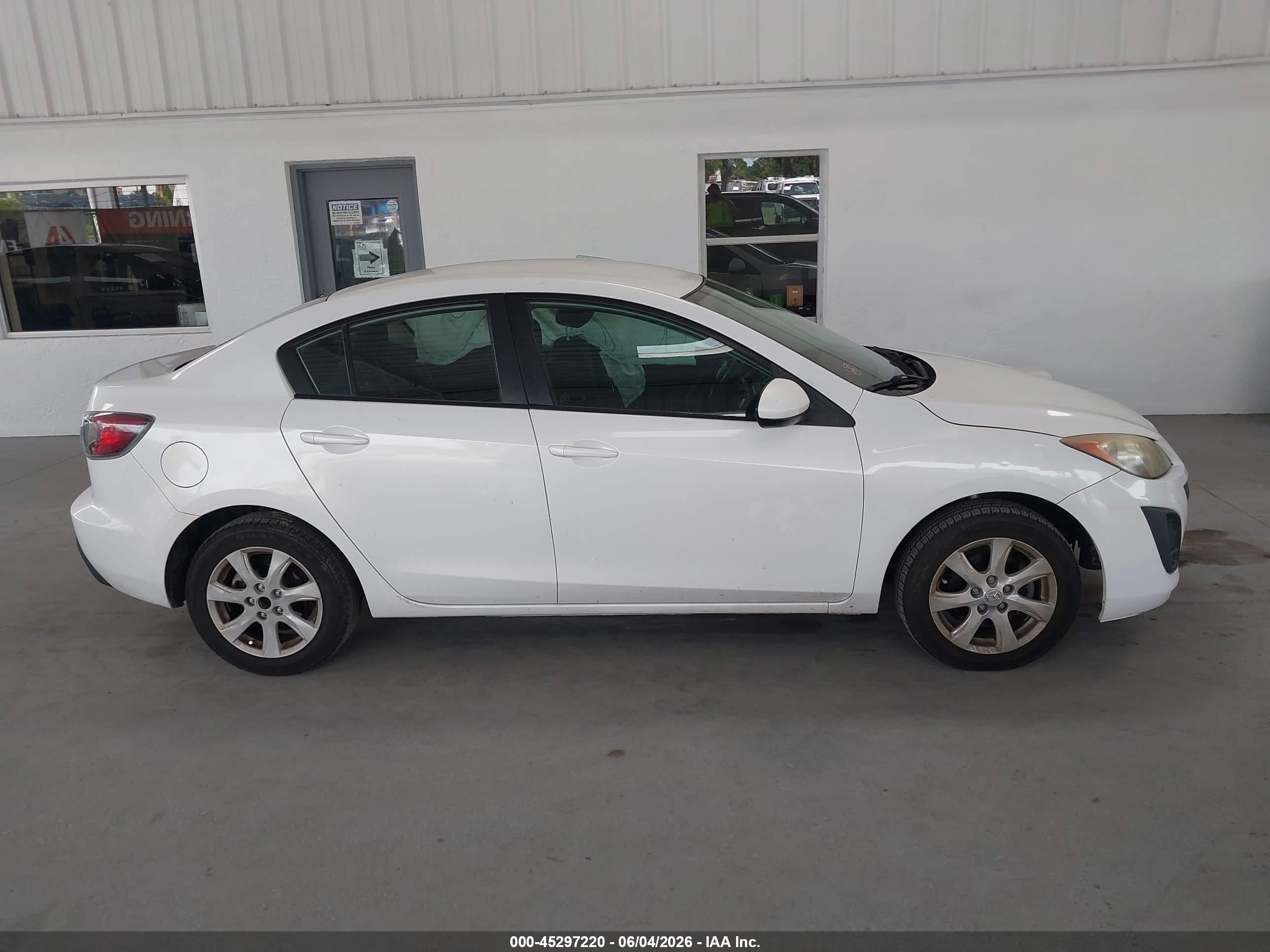 2010 Mazda Mazda3 I Touring White vin: JM1BL1SF9A1313423