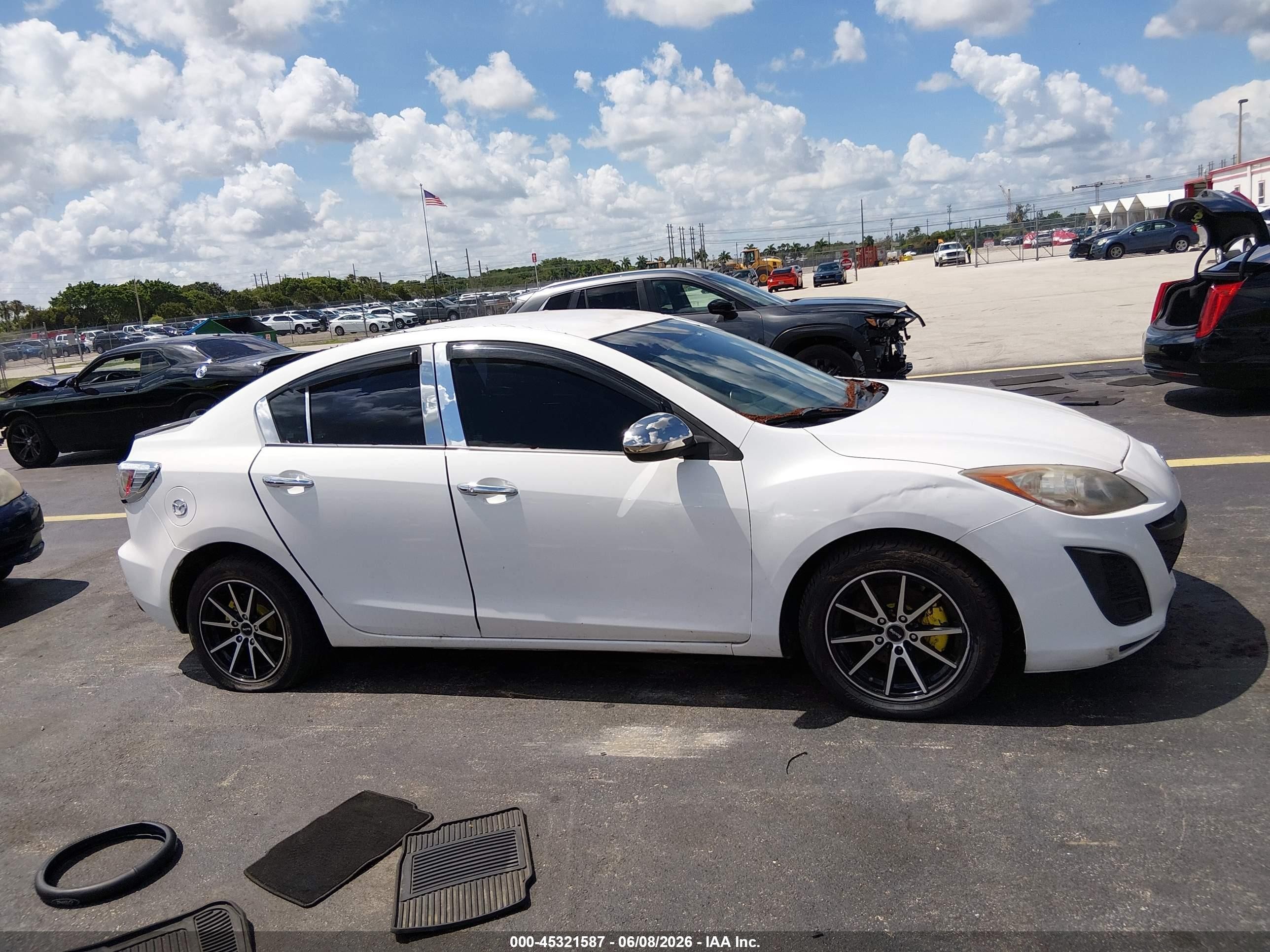 2010 Mazda Mazda3 I Touring Белый vin: JM1BL1SFXA1268301