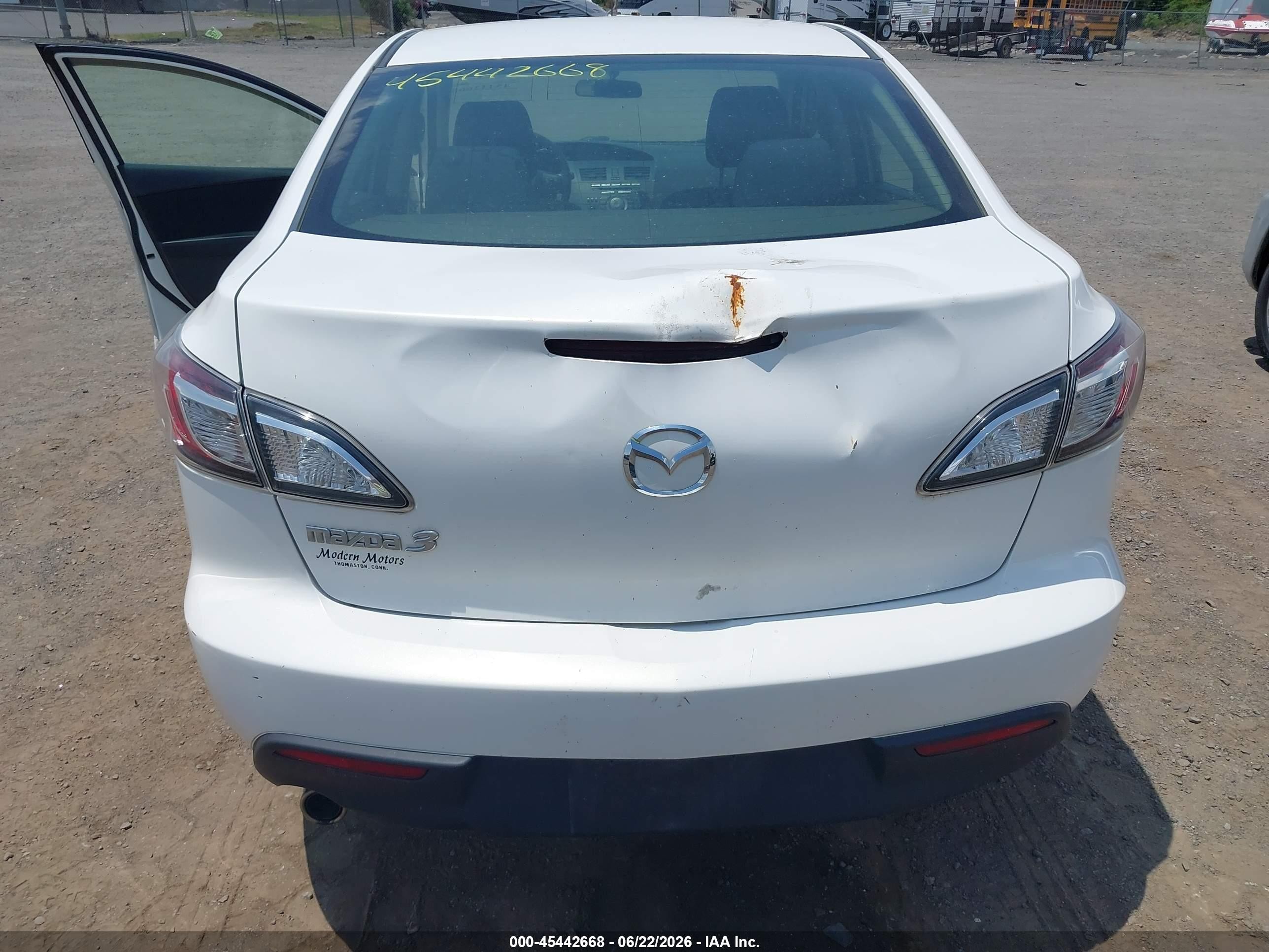 2010 Mazda Mazda3 I Touring White vin: JM1BL1SG2A1179055