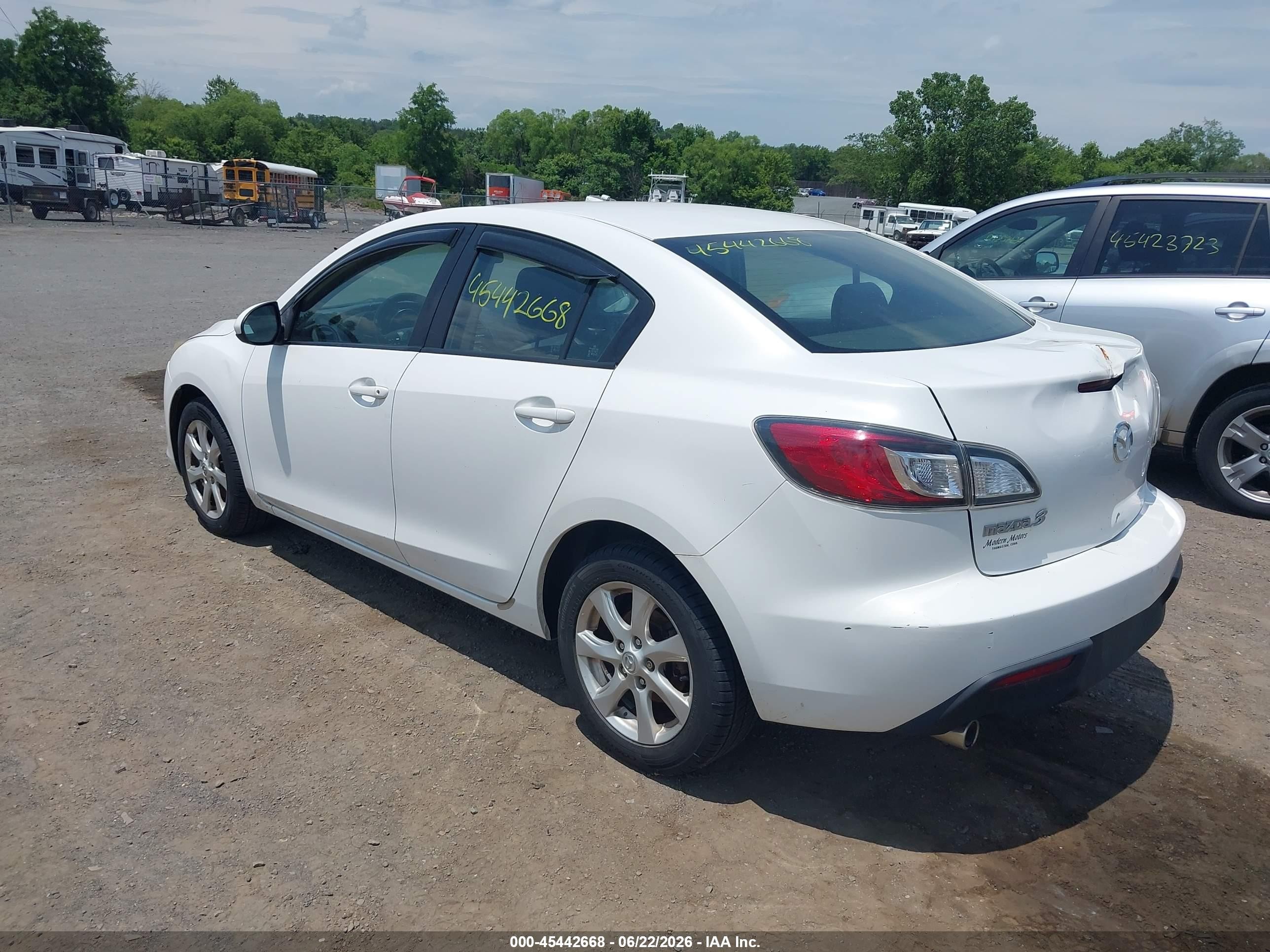 2010 Mazda Mazda3 I Touring White vin: JM1BL1SG2A1179055