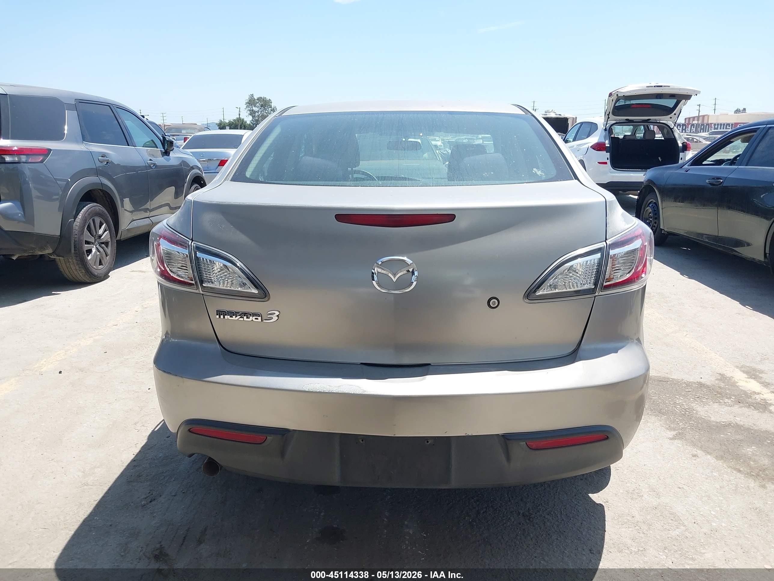 2010 Mazda Mazda3 I Sport Серебряный vin: JM1BL1SG8A1247696