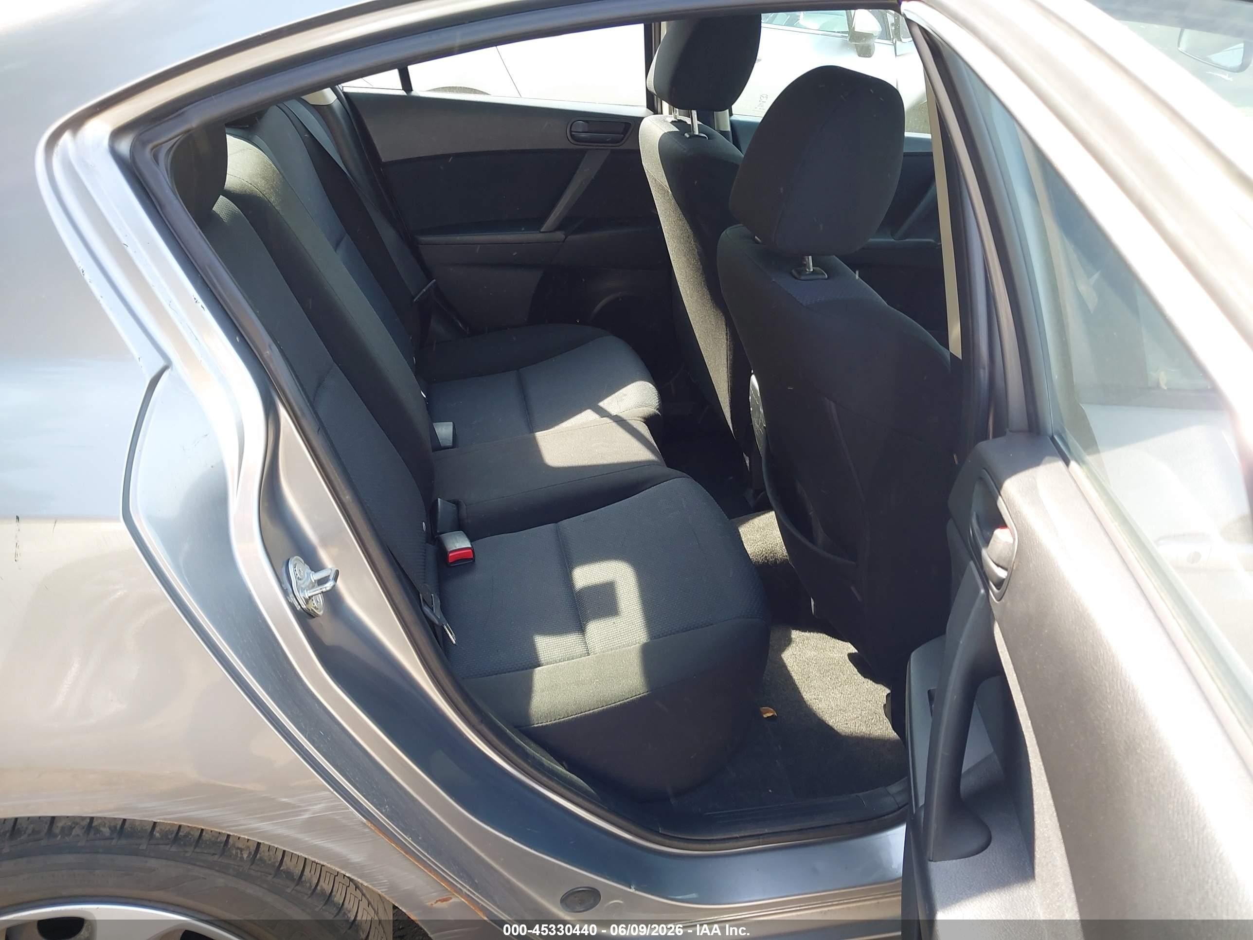2010 Mazda Mazda3 I Sport Серебряный vin: JM1BL1SG8A1286434