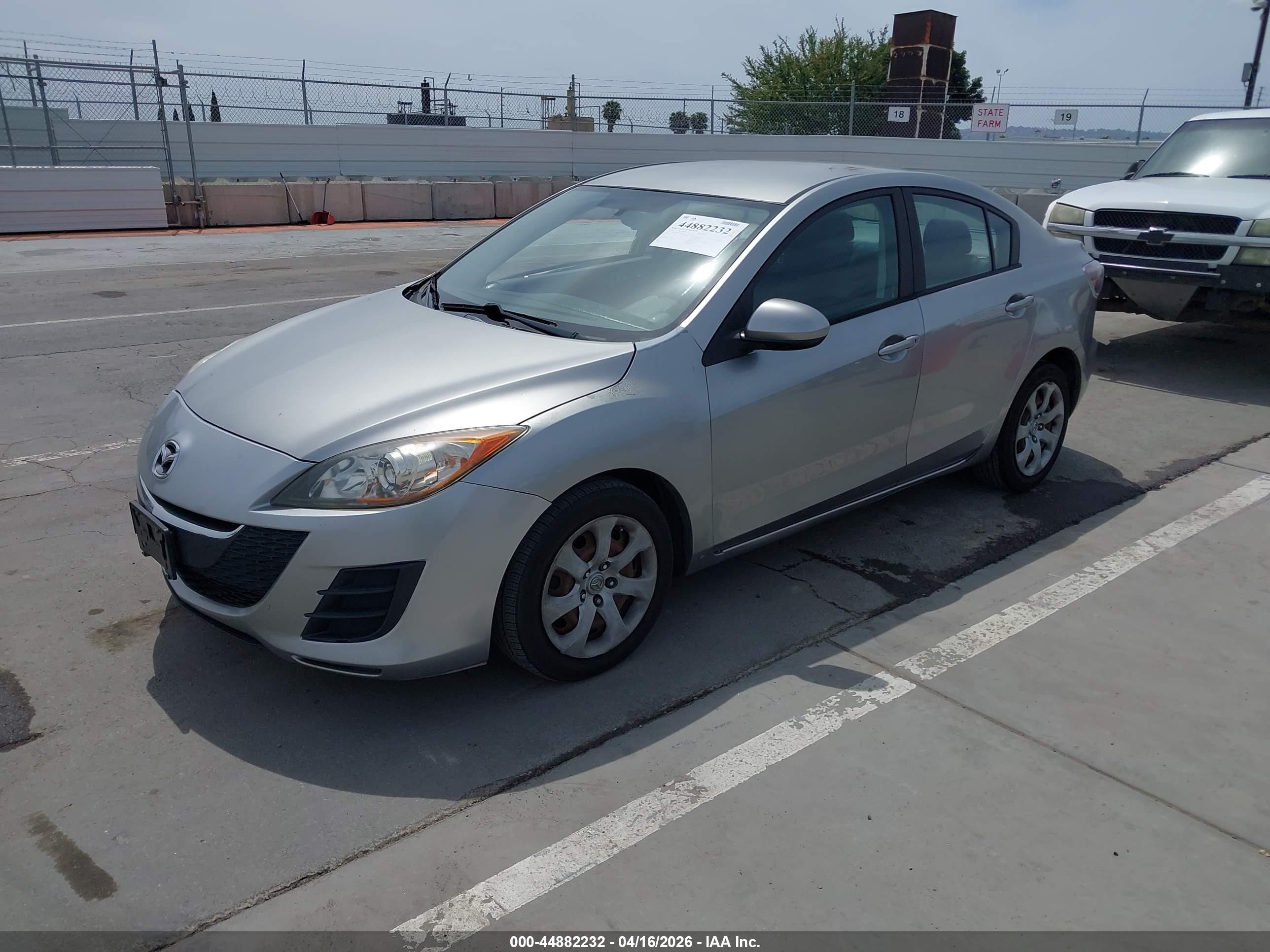 2010 Mazda Mazda3 I Sport Gray vin: JM1BL1SG9A1133657