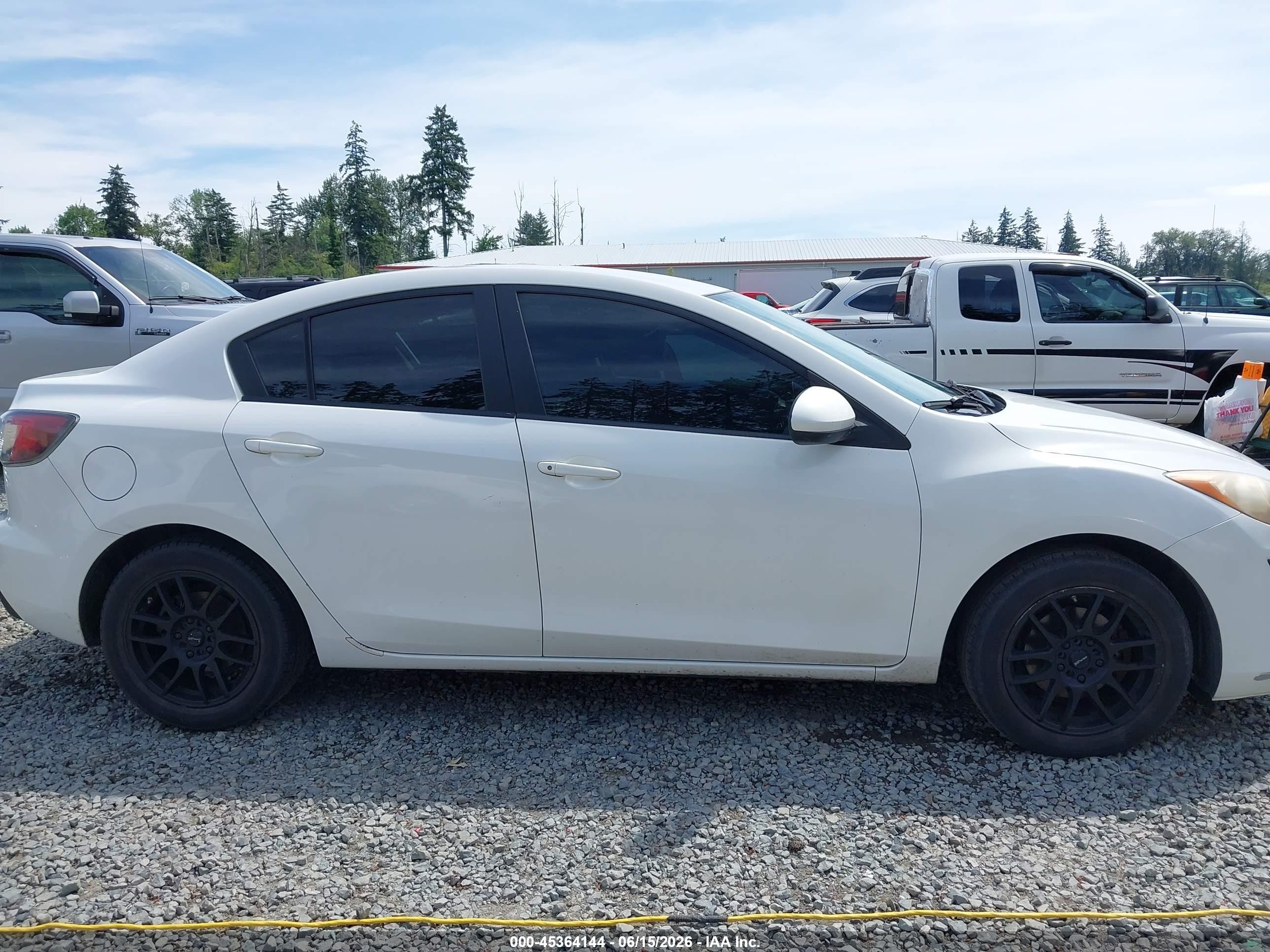 2010 Mazda Mazda3 I Sport White vin: JM1BL1SG9A1336340