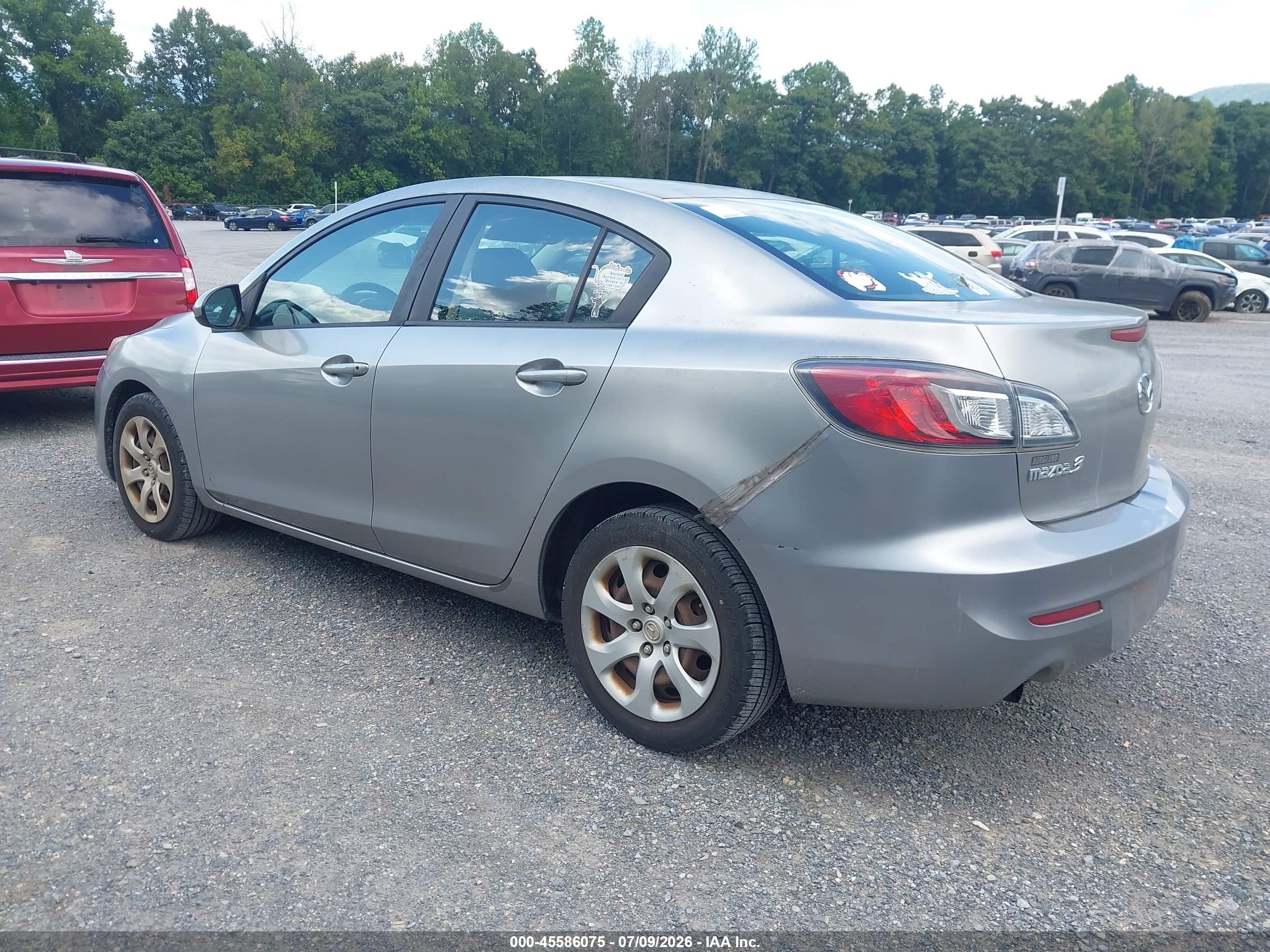 2013 Mazda Mazda3 I Sv Silver vin: JM1BL1TG0D1742039