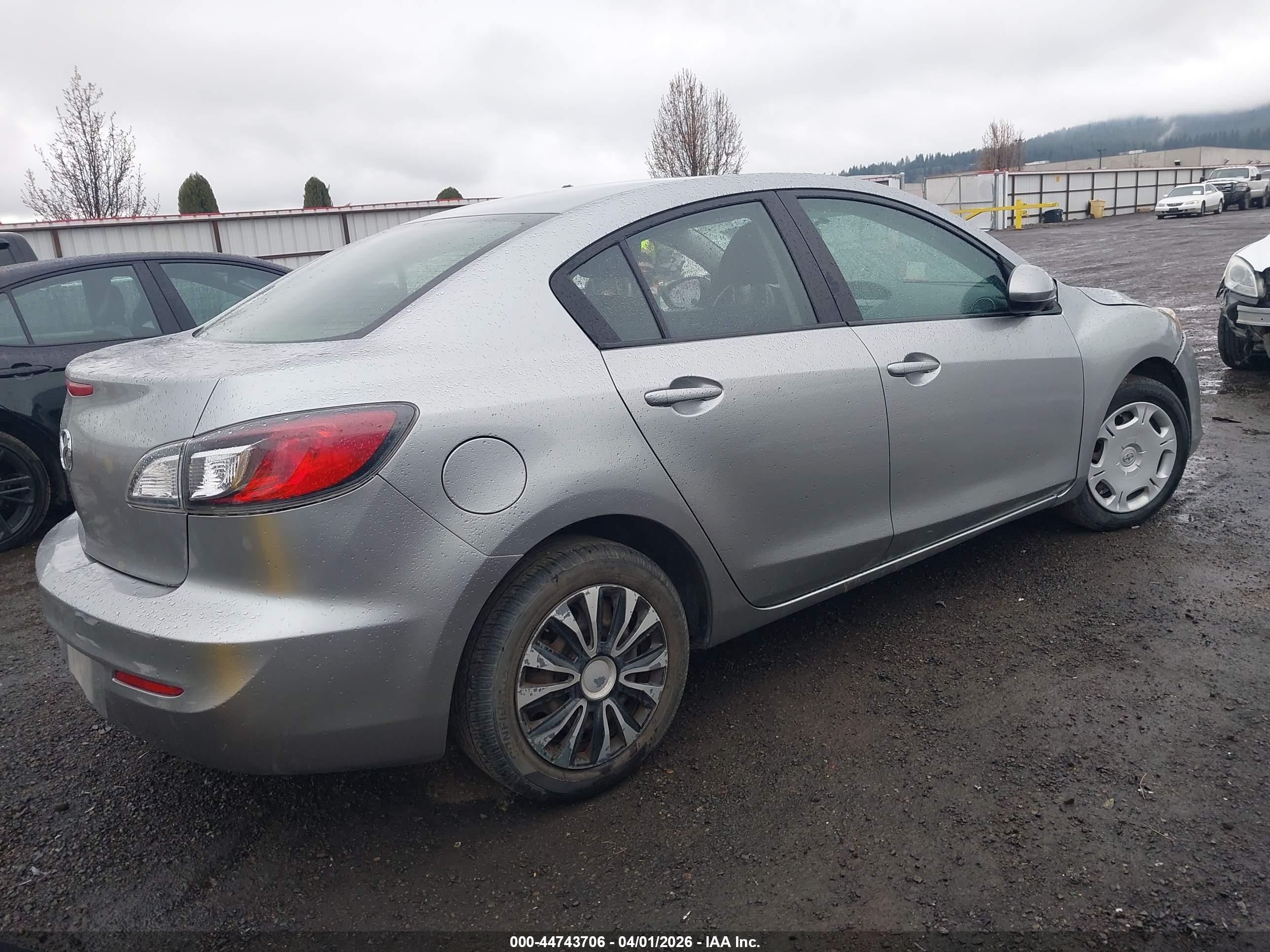 2013 Mazda Mazda3 I Sv Silver vin: JM1BL1TG1D1842392