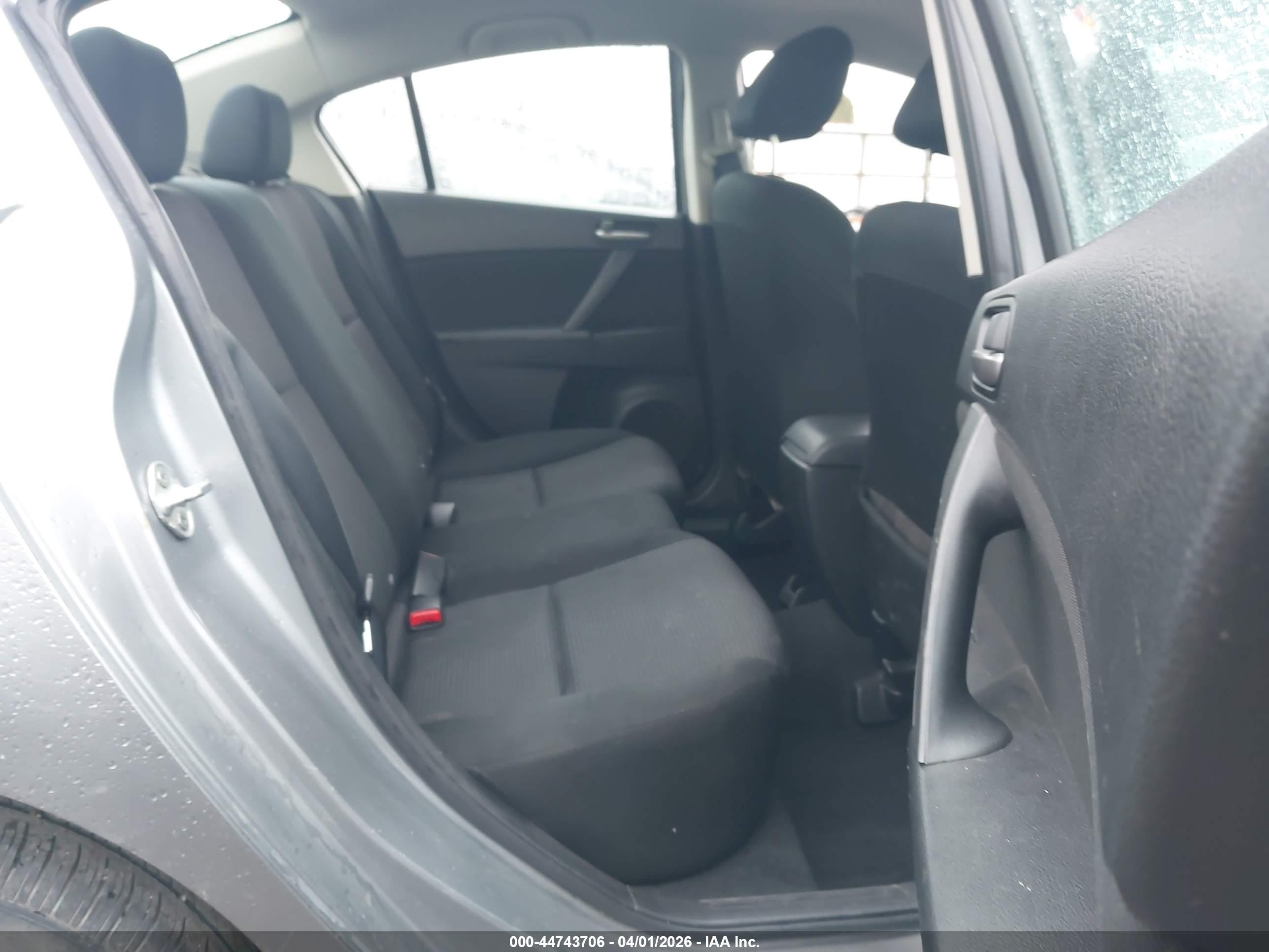 2013 Mazda Mazda3 I Sv Silver vin: JM1BL1TG1D1842392