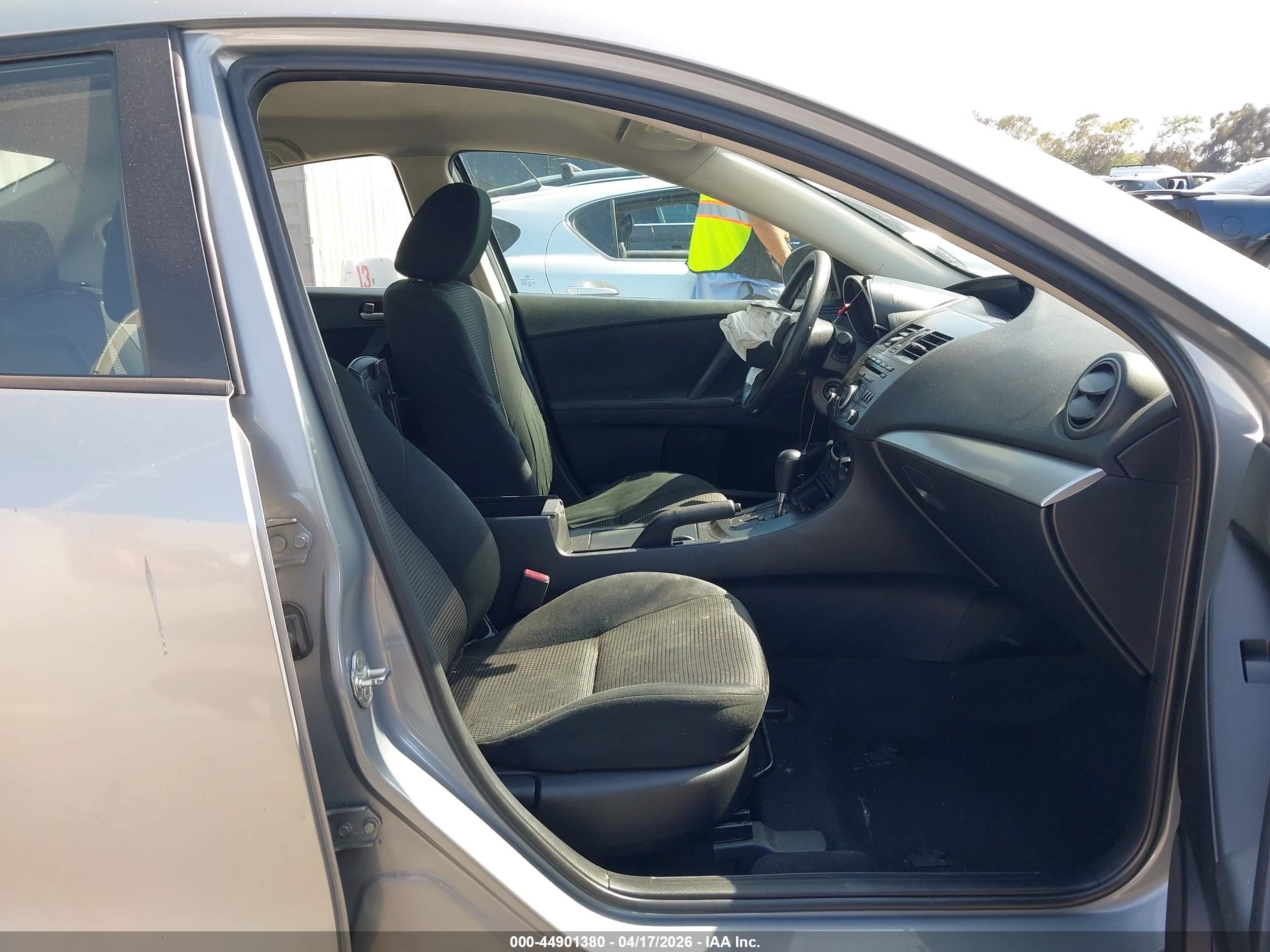 2013 Mazda Mazda3 I Sv Silver vin: JM1BL1TG4D1774718