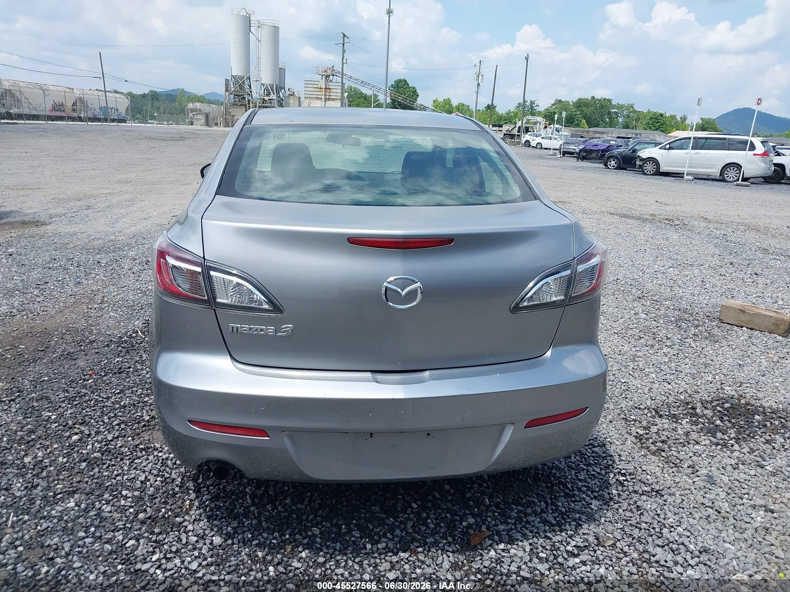 2013 Mazda Mazda3 I Sv Серебряный vin: JM1BL1TG4D1840443
