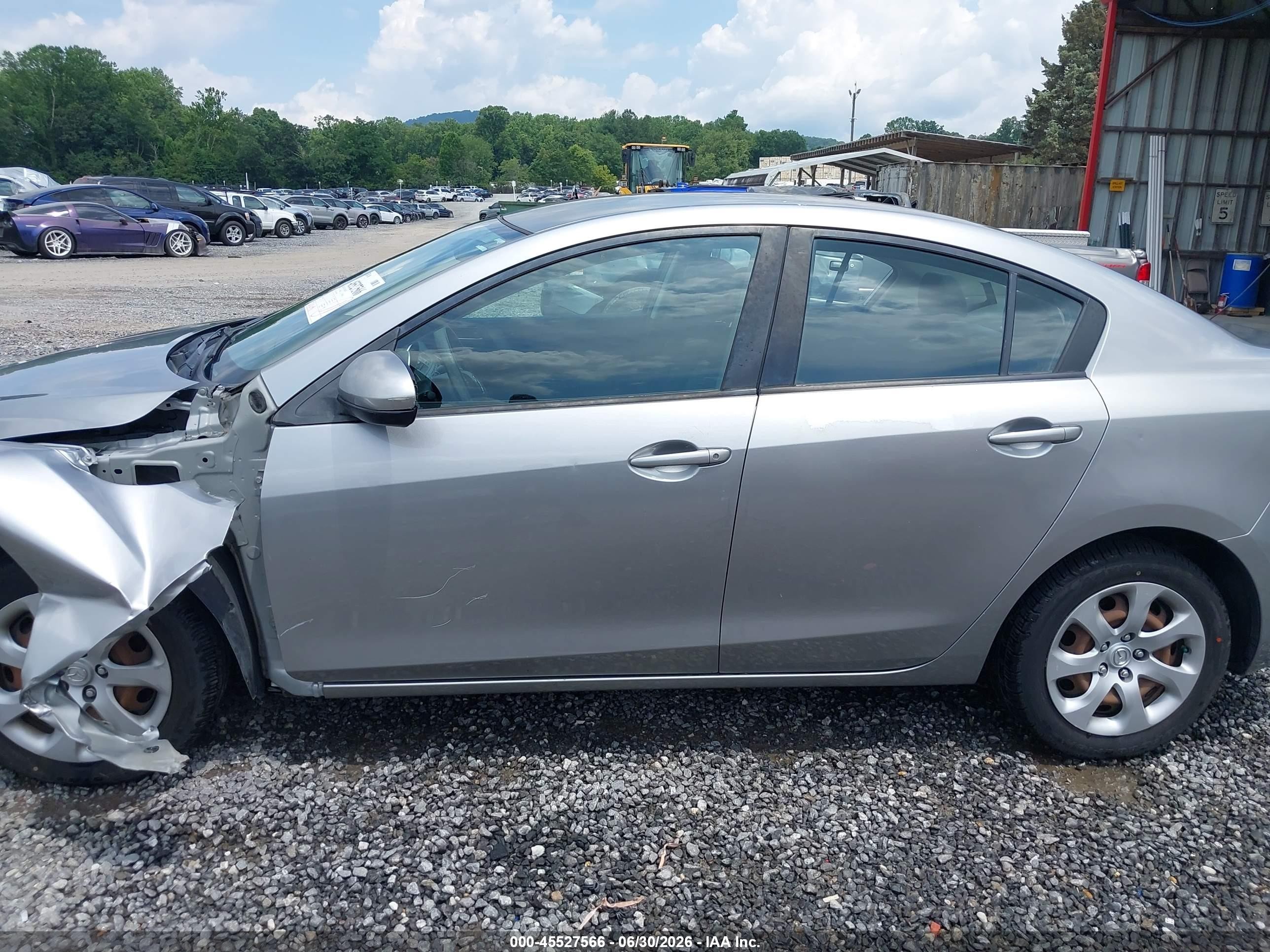 2013 Mazda Mazda3 I Sv Серебряный vin: JM1BL1TG4D1840443