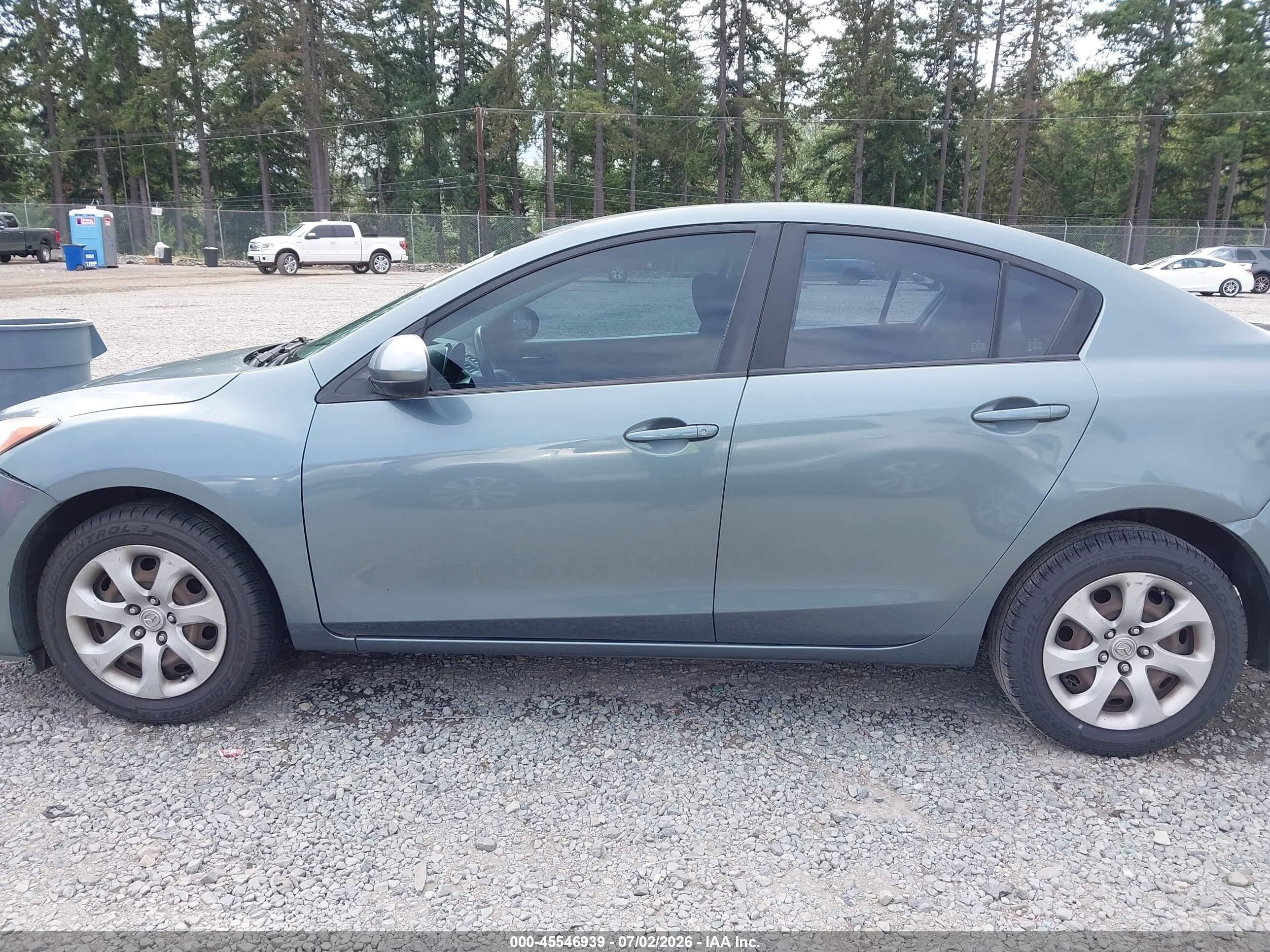2013 Mazda Mazda3 I Sv Зеленый vin: JM1BL1TG5D1770368
