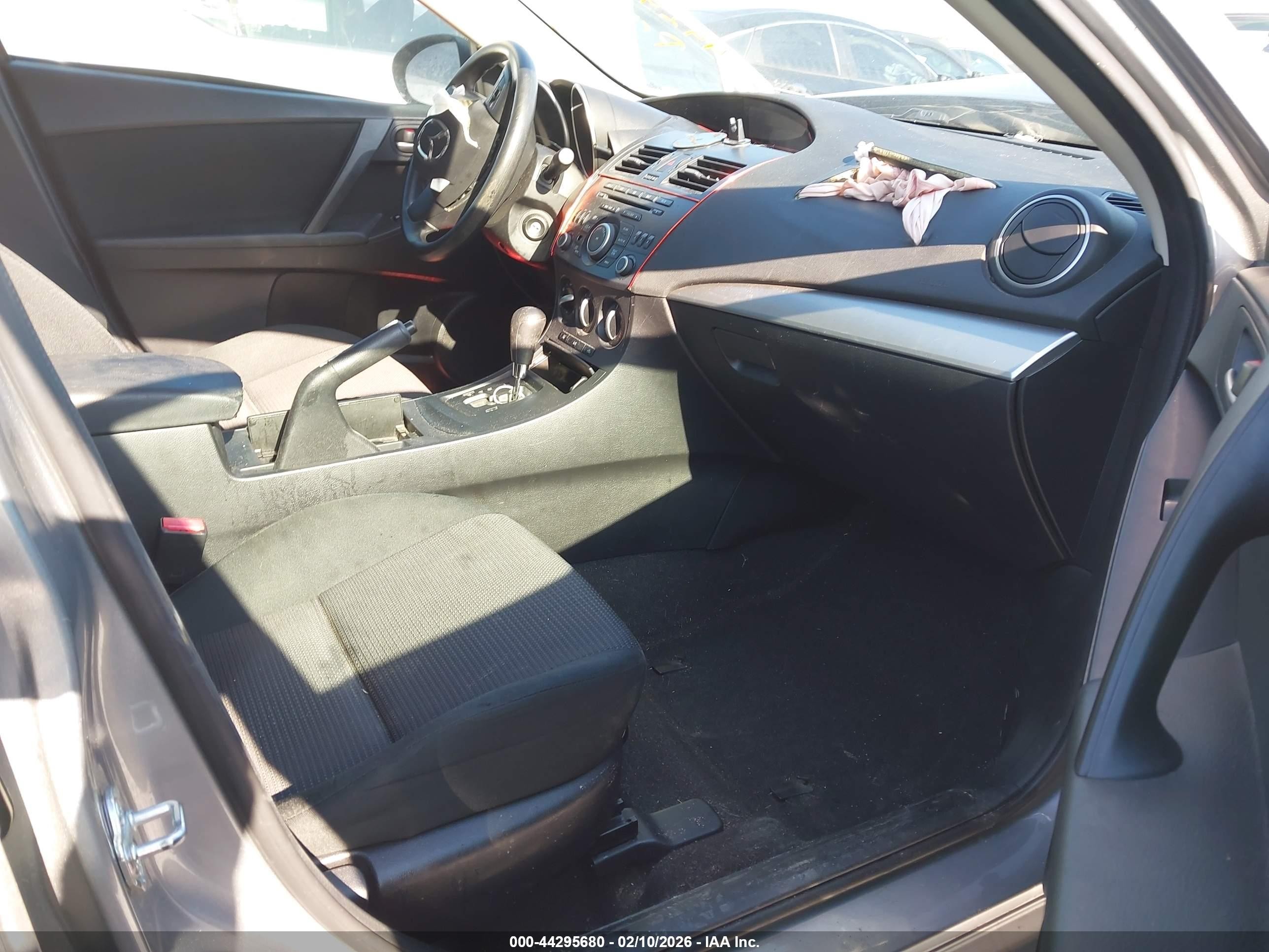2013 Mazda Mazda3 I Sv Silver vin: JM1BL1TG6D1821750