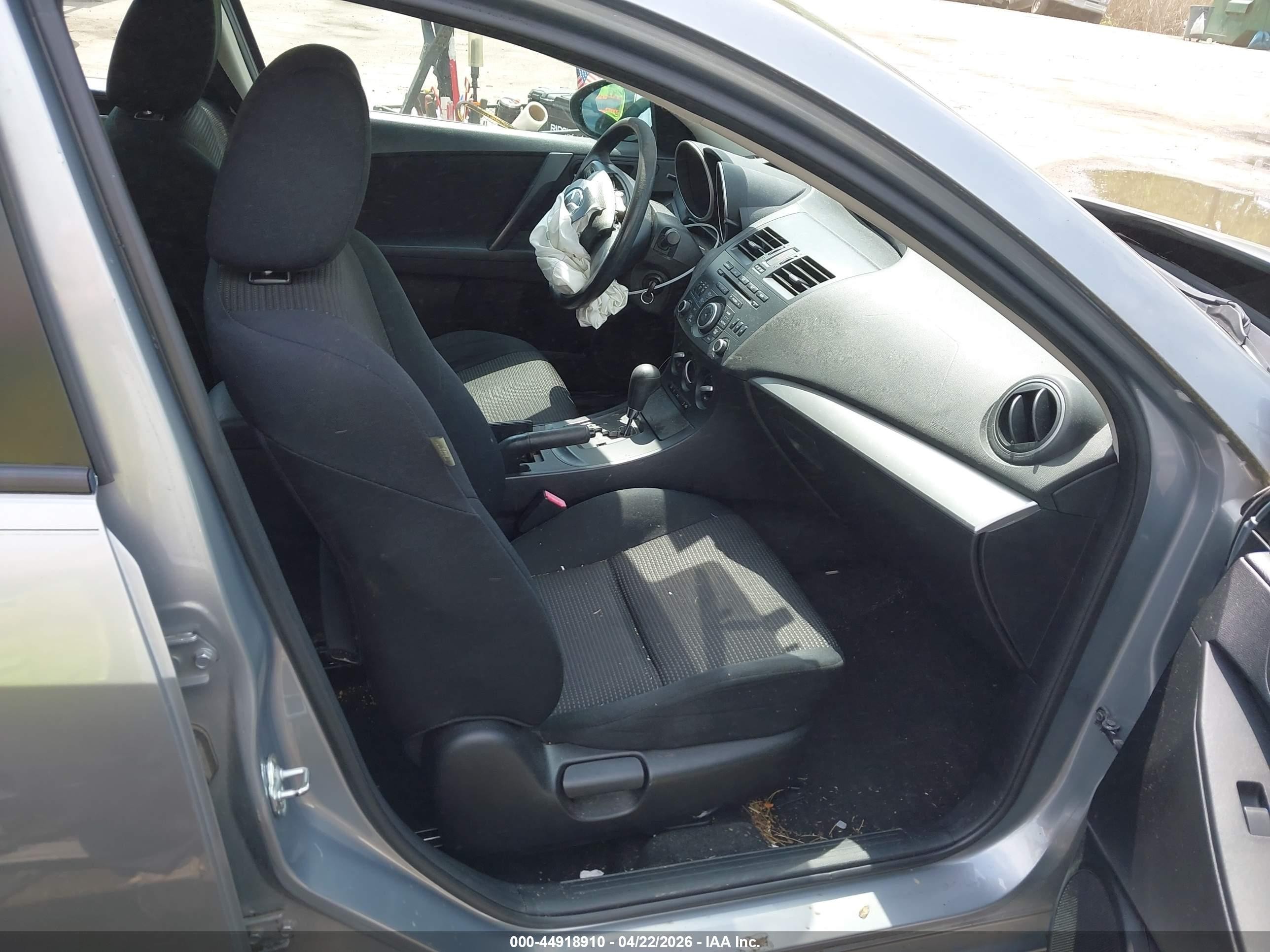 2013 Mazda Mazda3 I Sv Gray vin: JM1BL1TG8D1724386
