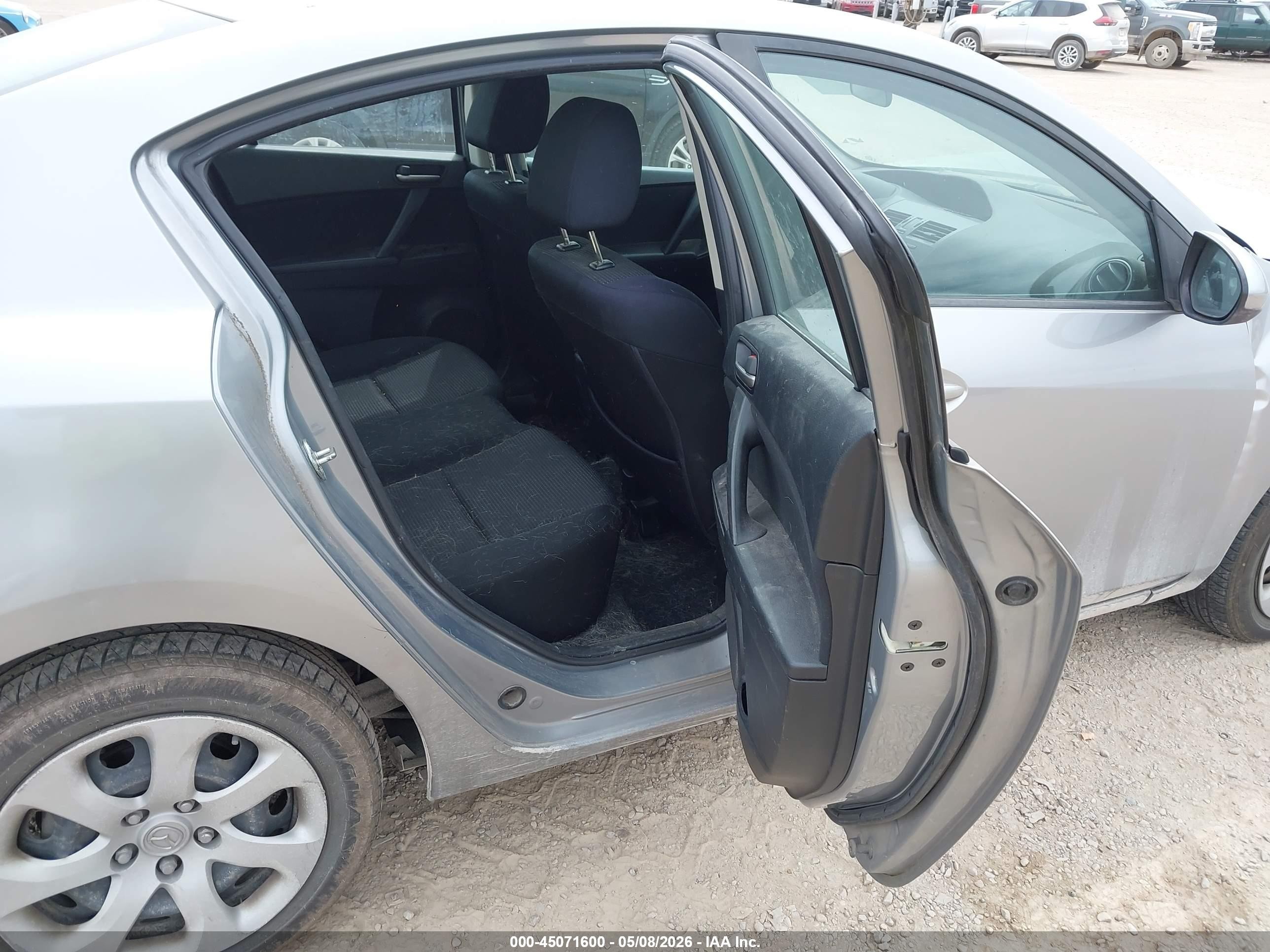 2013 Mazda Mazda3 I Sv Silver vin: JM1BL1TG8D1734383