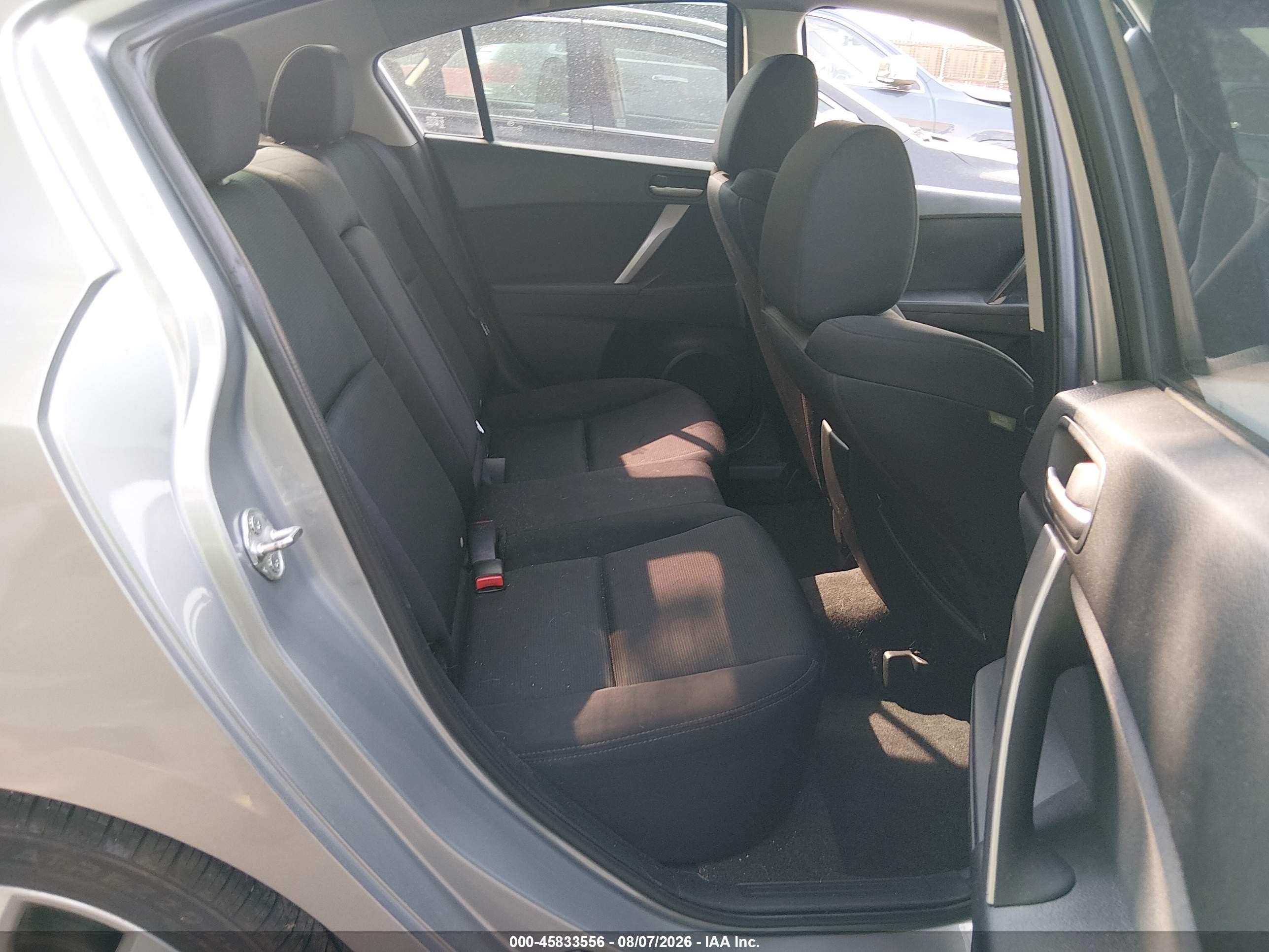 2011 Mazda Mazda3 S Sport Серебряный vin: JM1BL1U59B1389634