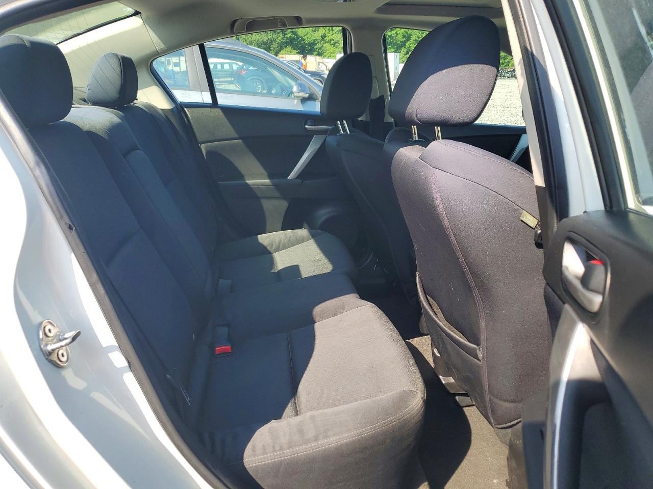 2011 Mazda 3 S White vin: JM1BL1U66B1398297