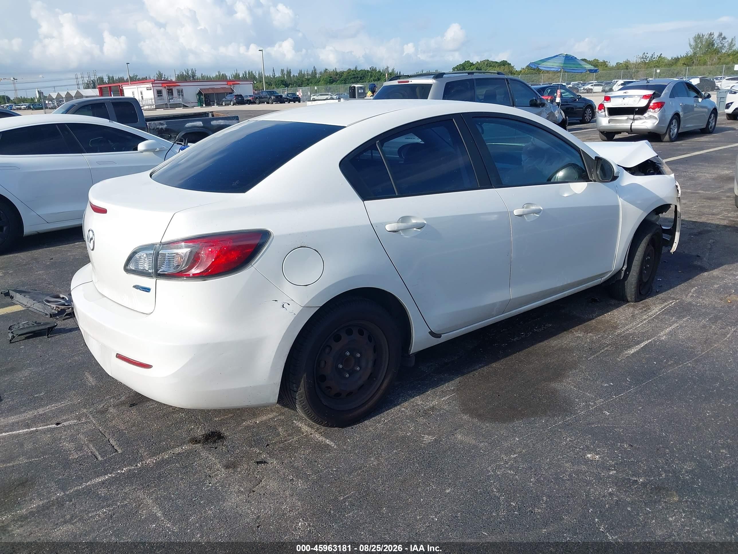 2013 Mazda Mazda3 I Sport White vin: JM1BL1U72D1845204