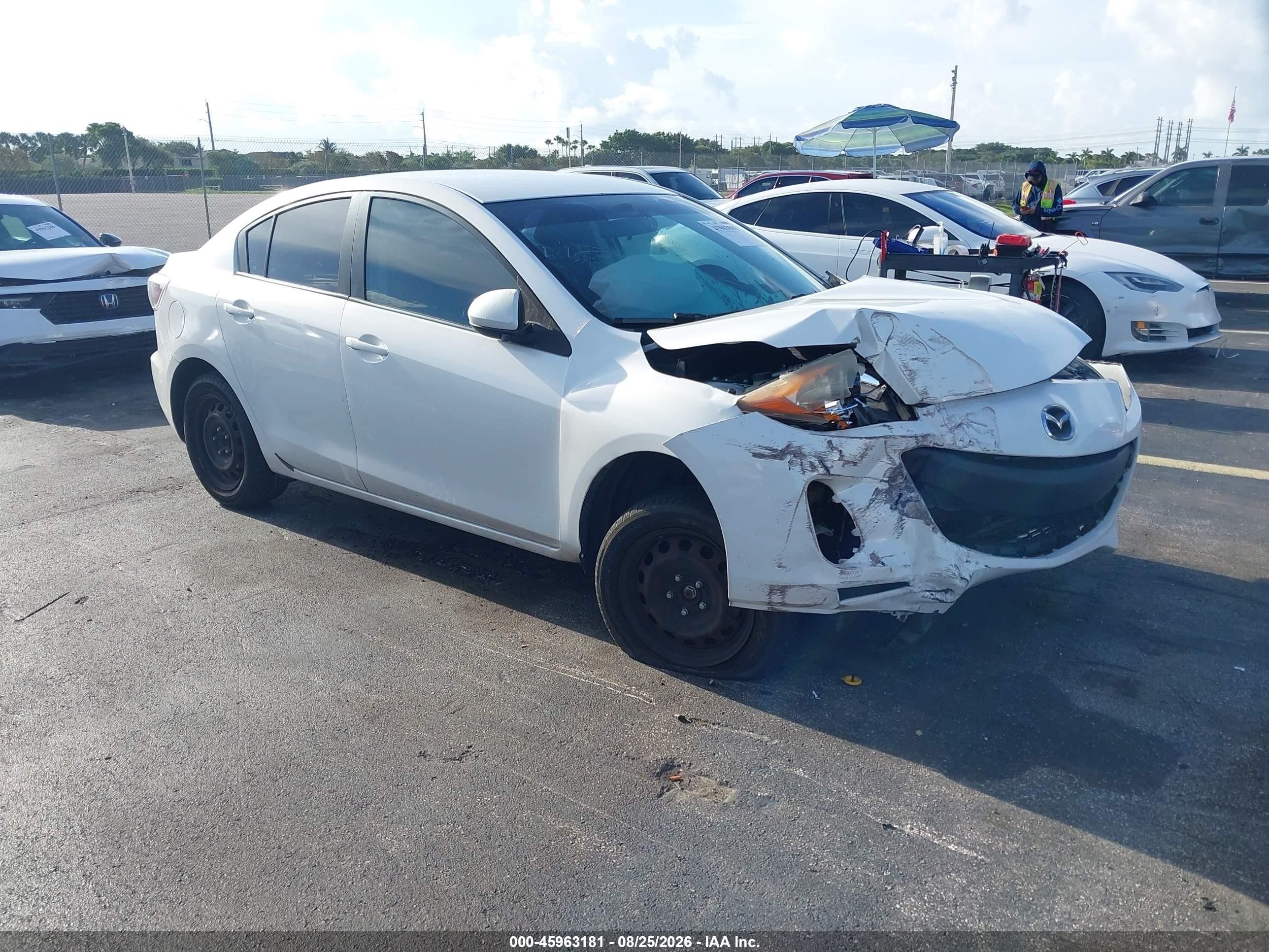 2013 Mazda Mazda3 I Sport White vin: JM1BL1U72D1845204