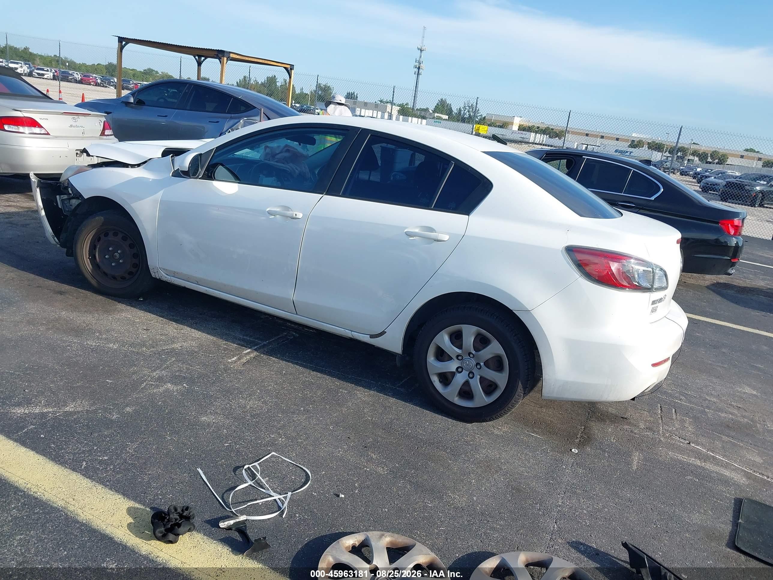 2013 Mazda Mazda3 I Sport White vin: JM1BL1U72D1845204