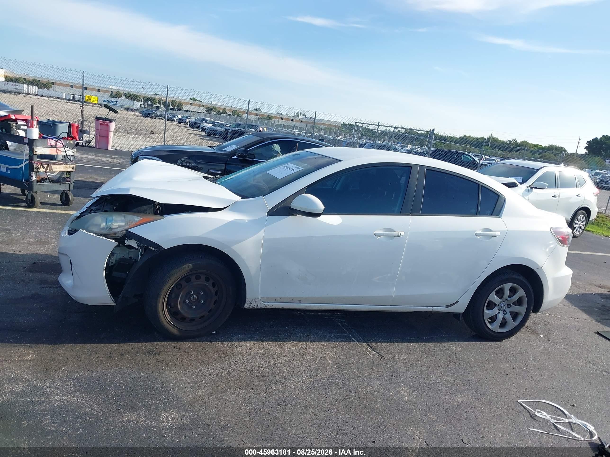 2013 Mazda Mazda3 I Sport White vin: JM1BL1U72D1845204