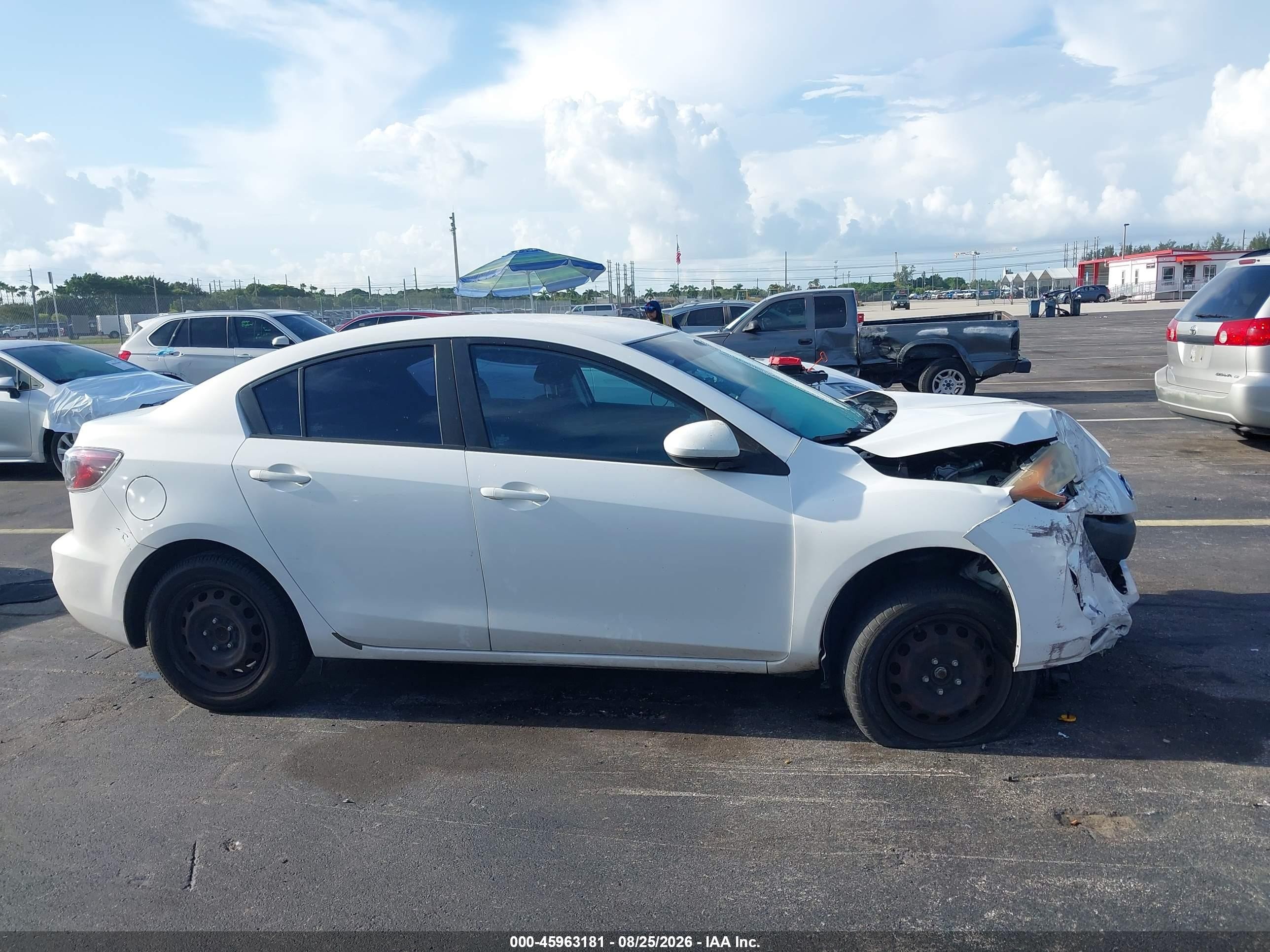 2013 Mazda Mazda3 I Sport White vin: JM1BL1U72D1845204