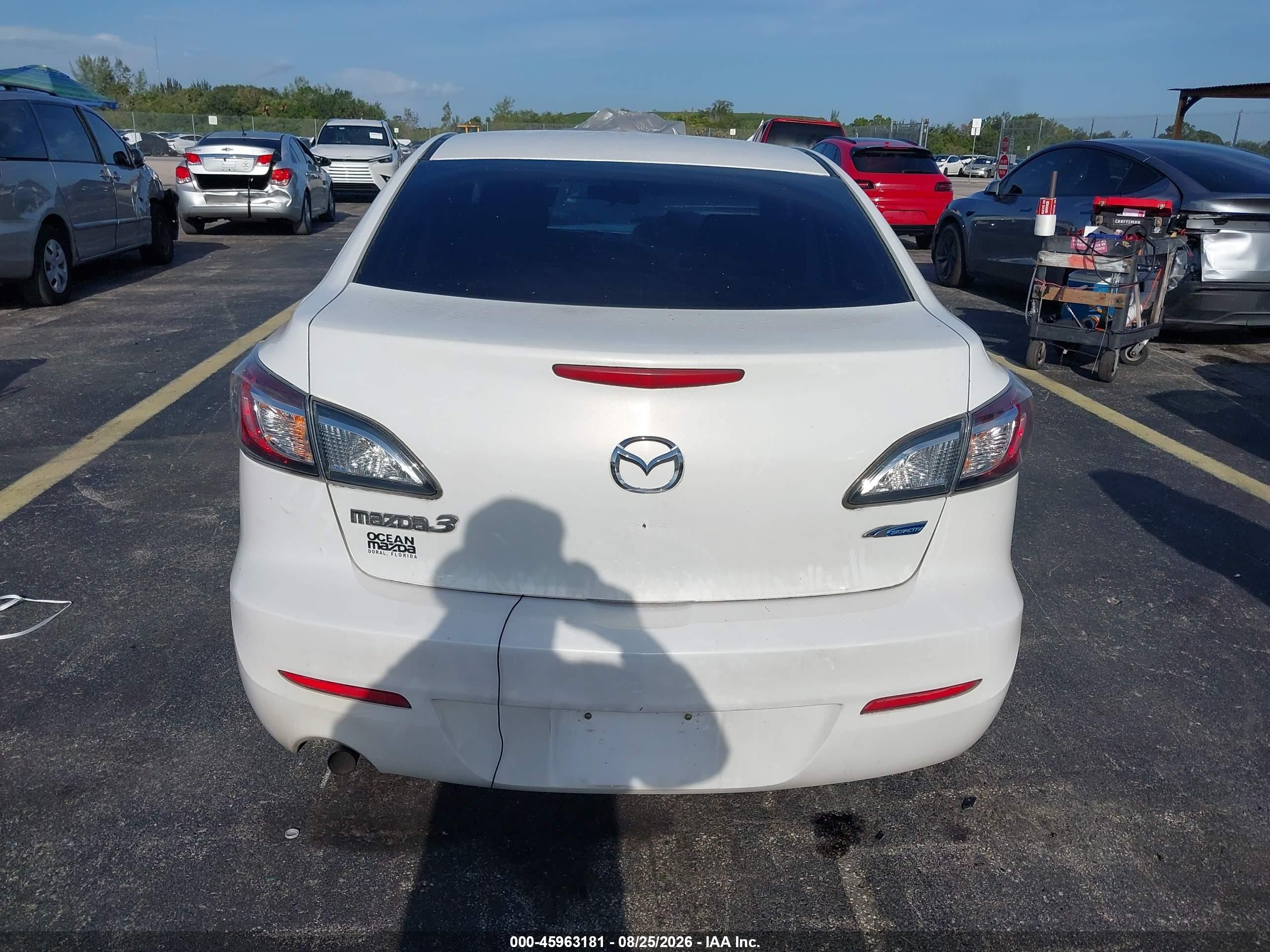 2013 Mazda Mazda3 I Sport White vin: JM1BL1U72D1845204