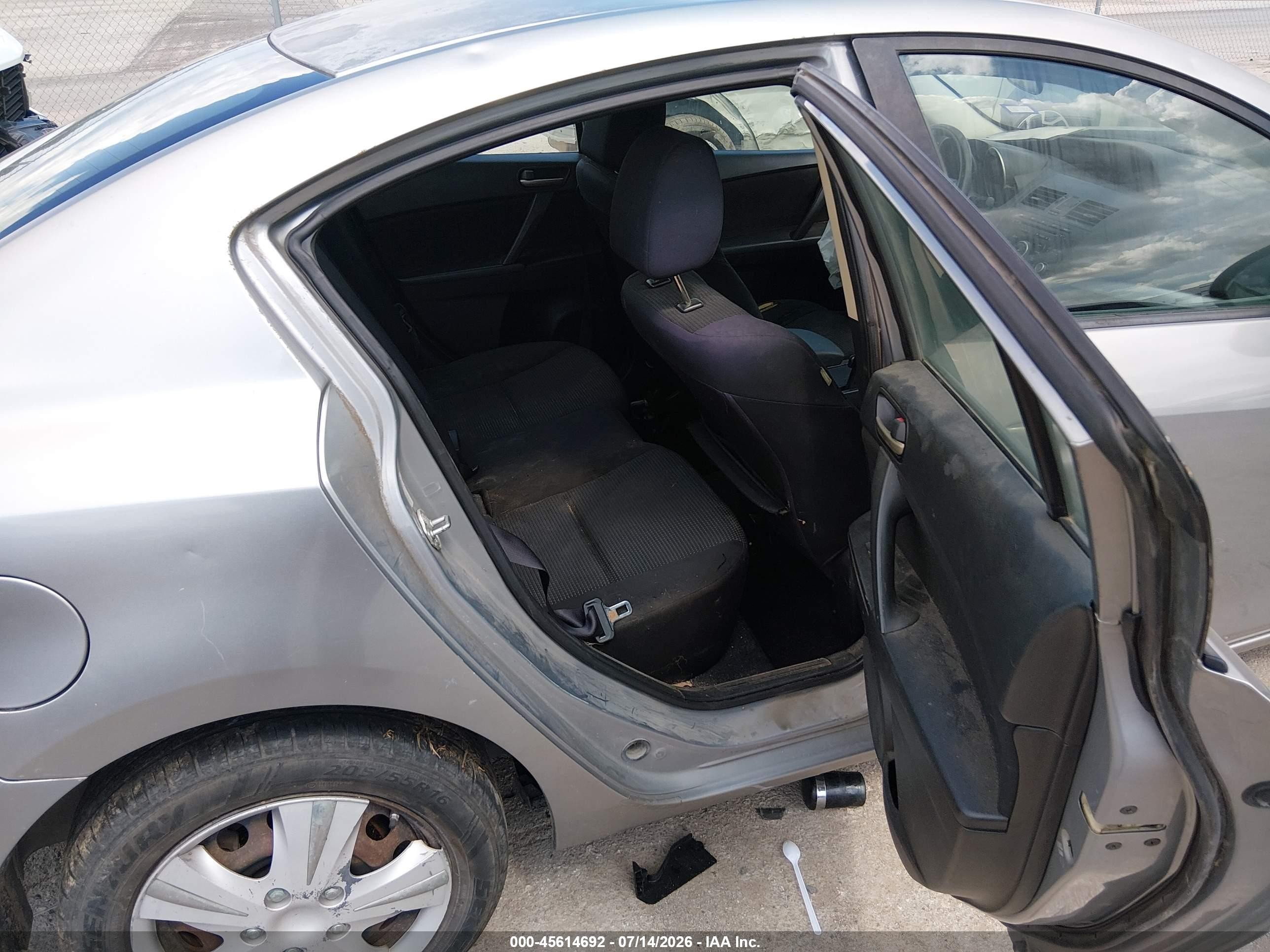 2013 Mazda Mazda3 I Sport Серебряный vin: JM1BL1U75D1760051