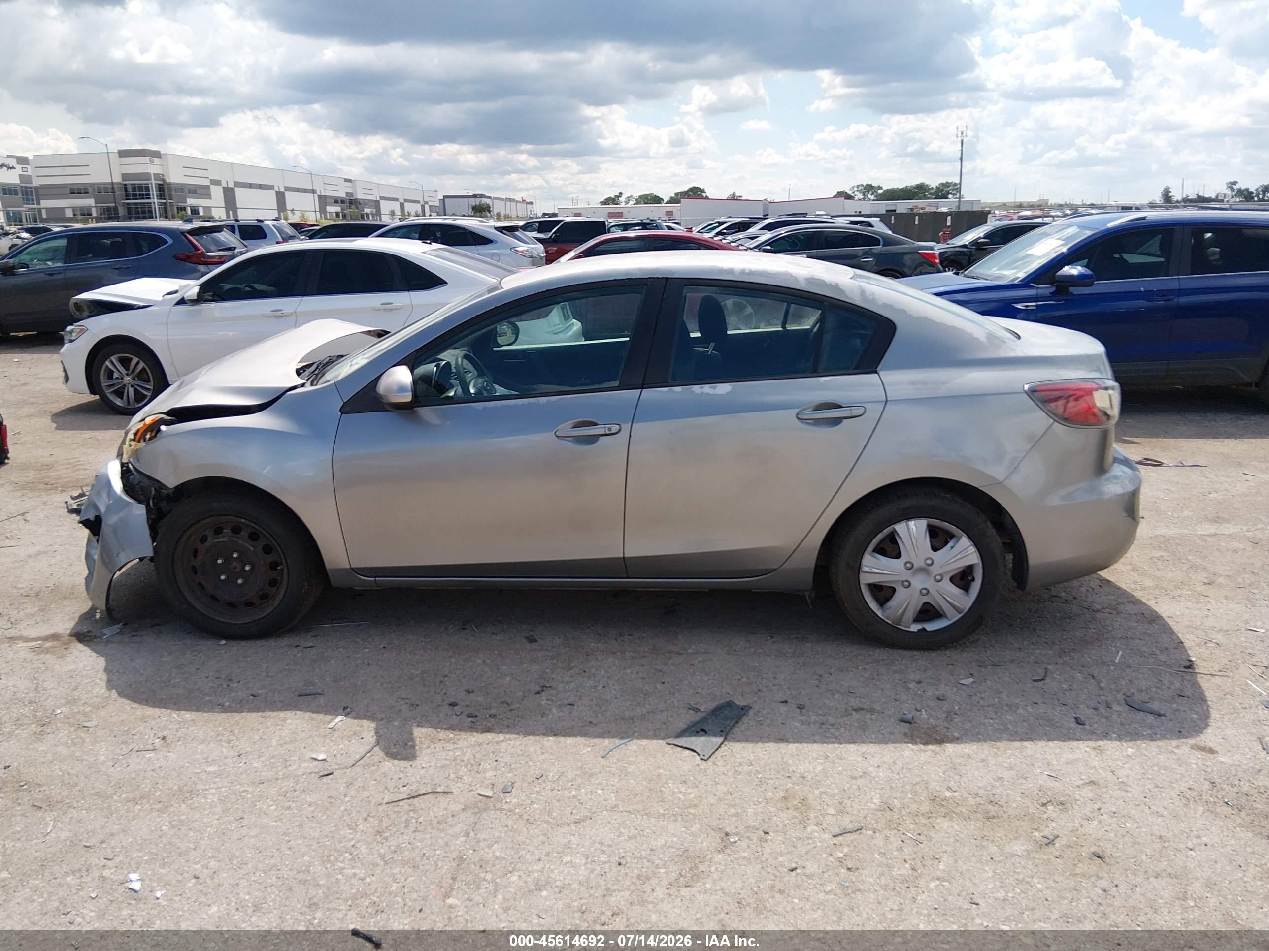 2013 Mazda Mazda3 I Sport Серебряный vin: JM1BL1U75D1760051