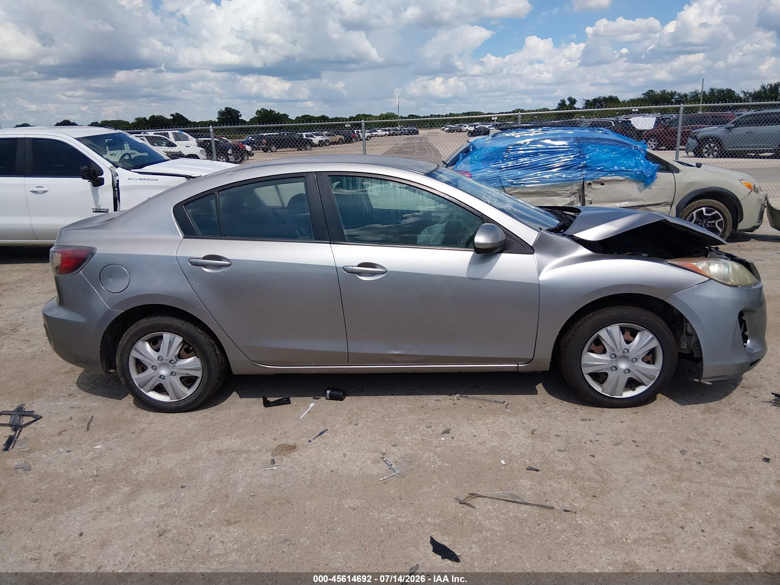 2013 Mazda Mazda3 I Sport Серебряный vin: JM1BL1U75D1760051