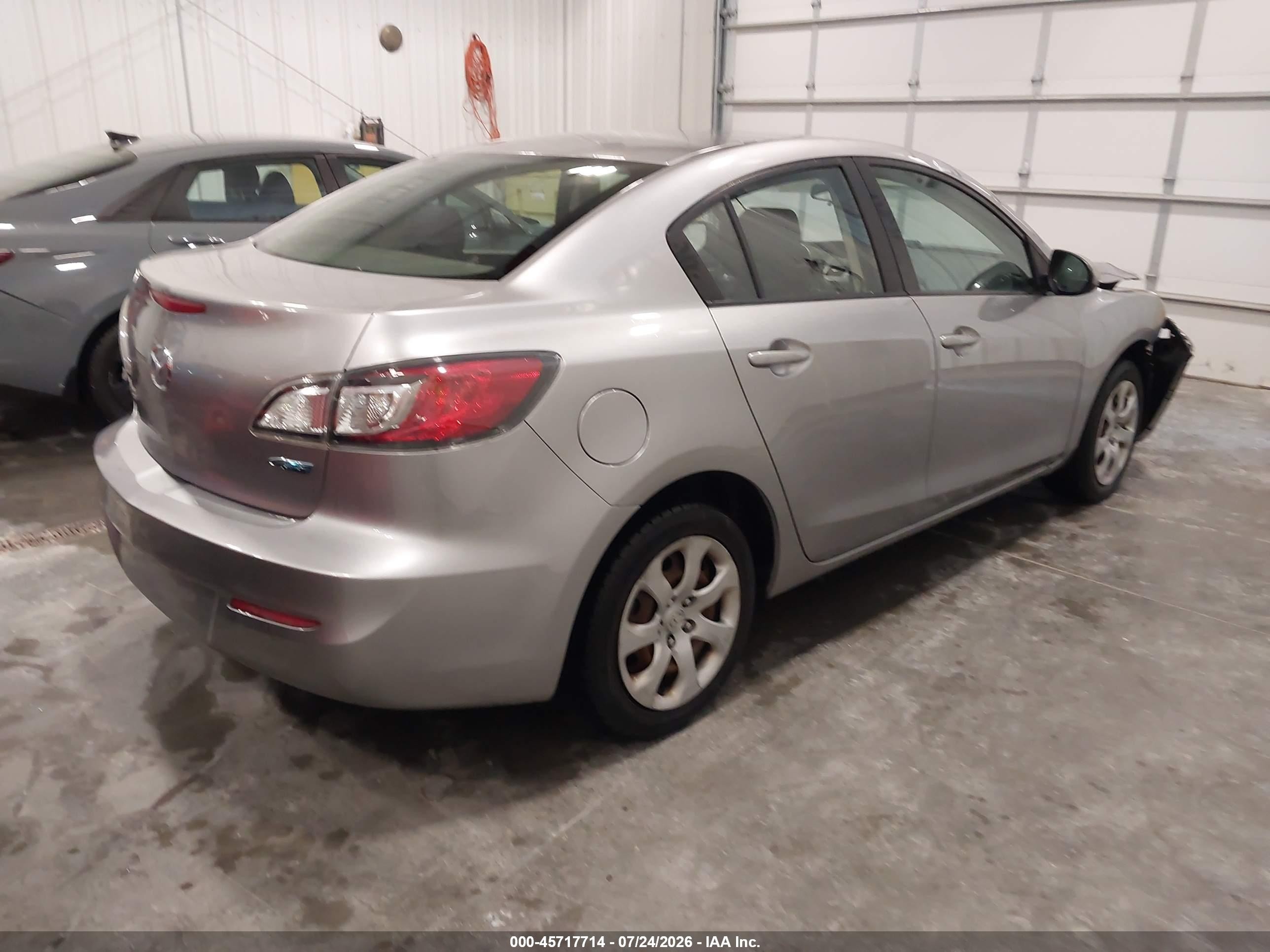 2013 Mazda Mazda3 I Sport Silver vin: JM1BL1U76D1714261